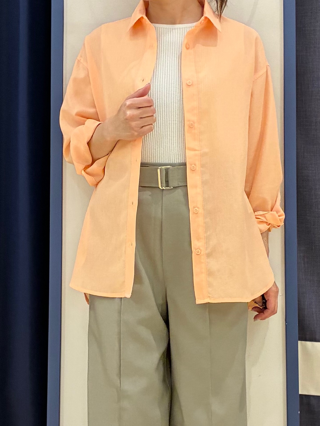 Orikaさんの「grove｜【洗濯機OK・ひんやり】朝晩の気温差に◎軽やかシアーシャツ」を使ったコーディネート