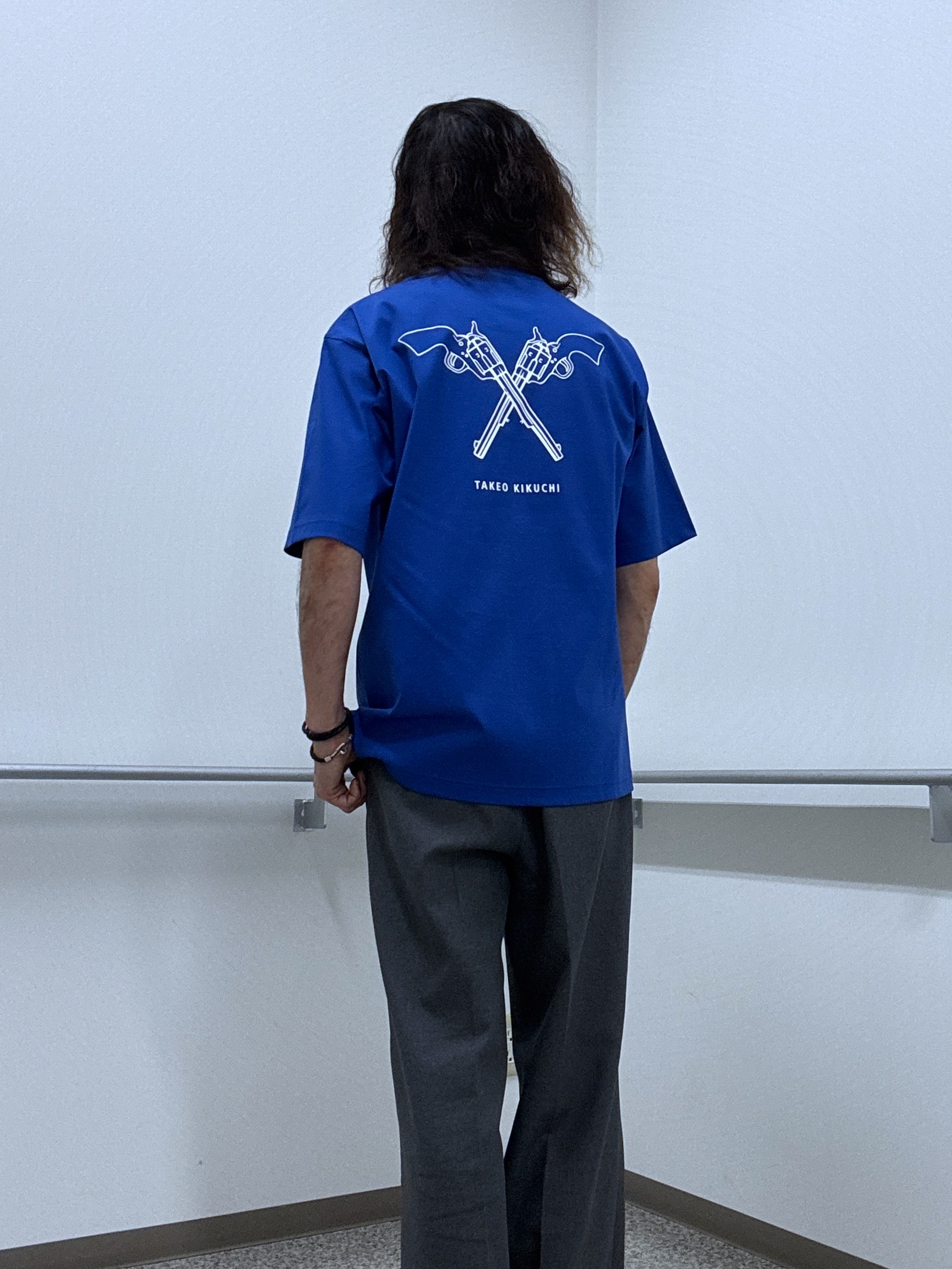 おーのさんの「TAKEO KIKUCHI｜【BOWLER HAT LABEL】アイスクリアコットン バッククロスピストル 半袖Tシャツ」を使ったコーディネート
