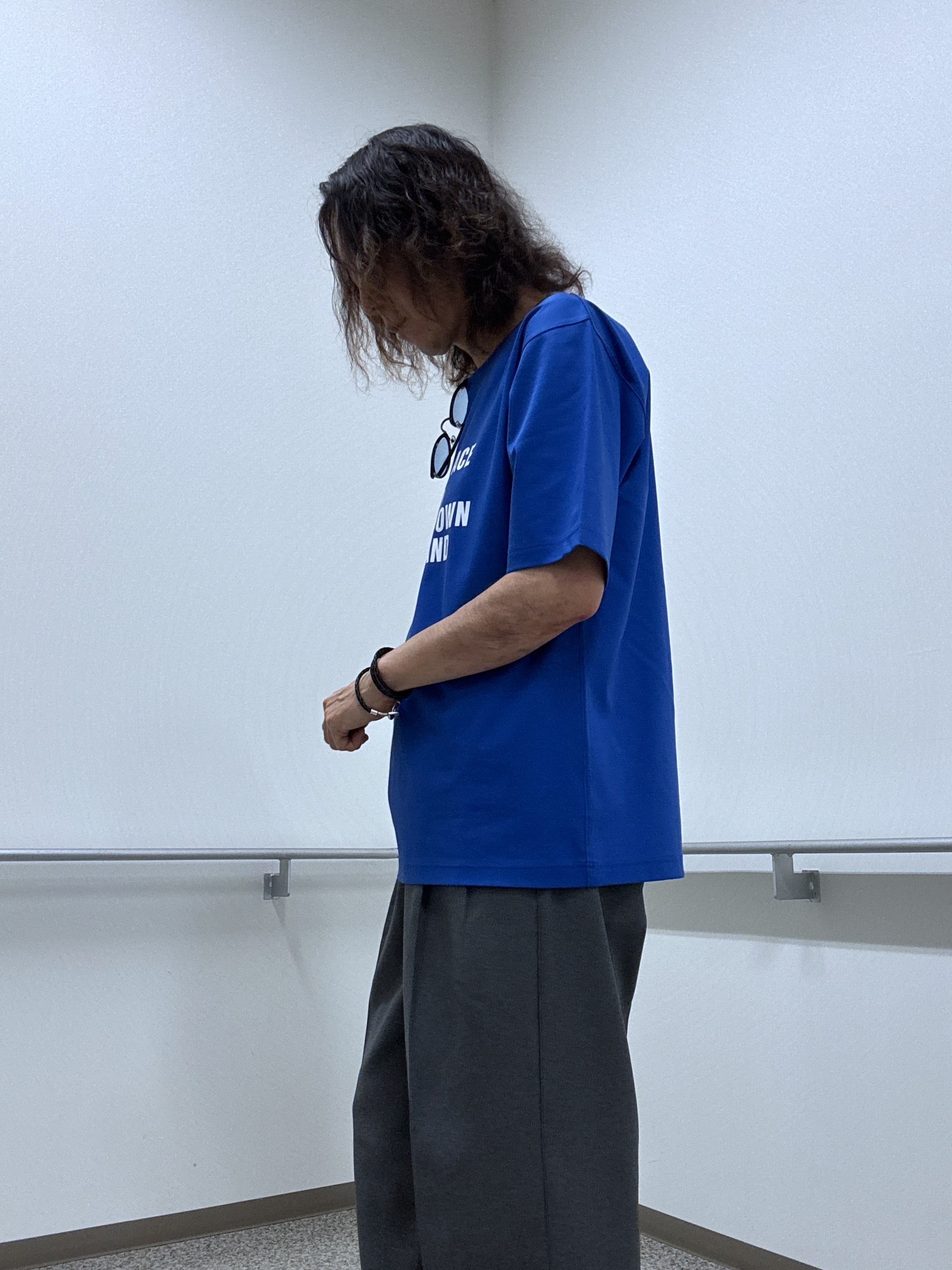 おーのさんの「TAKEO KIKUCHI｜【BOWLER HAT LABEL】アイスクリアコットン バッククロスピストル 半袖Tシャツ」を使ったコーディネート