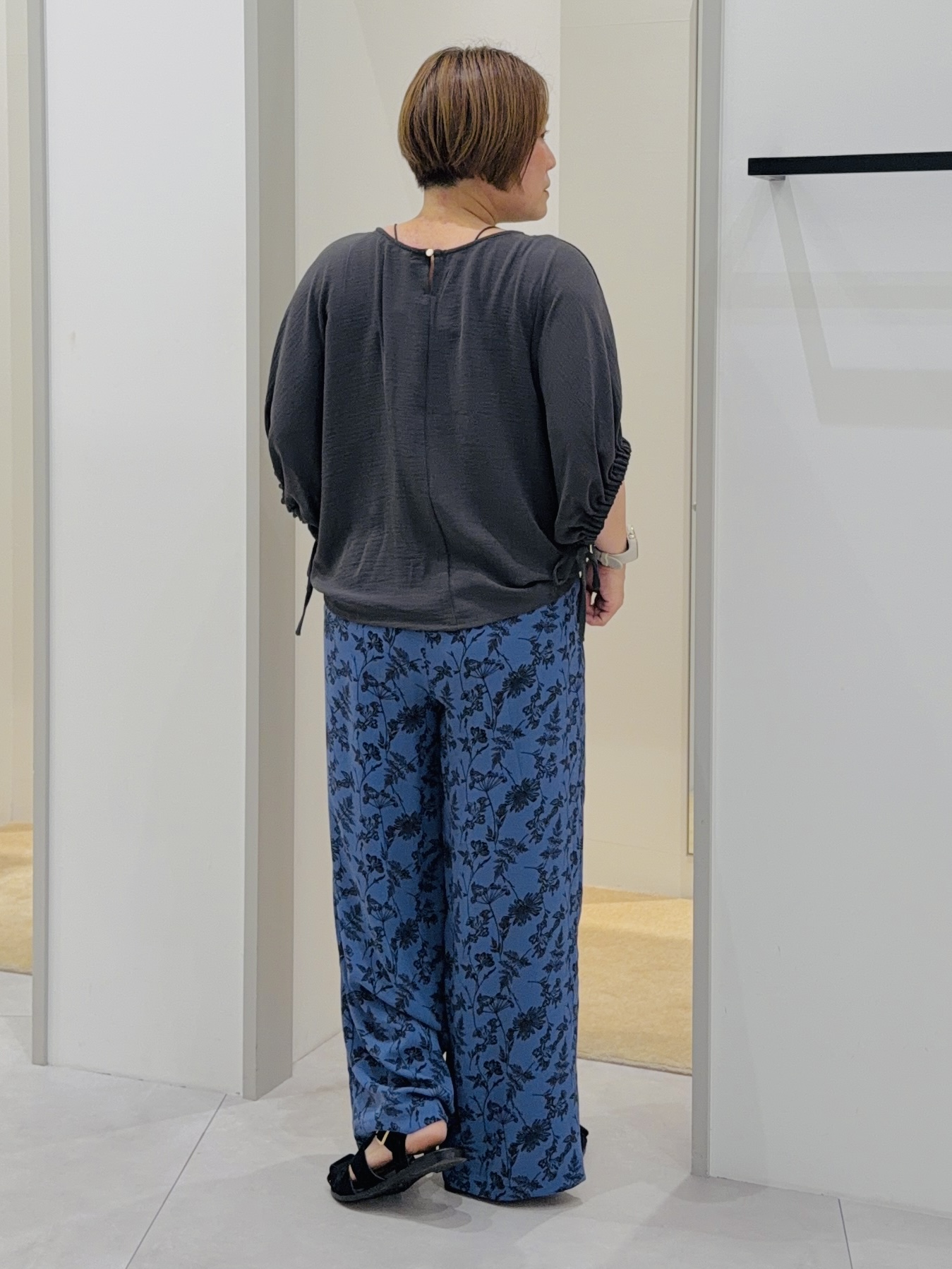 タナさんの「THE SHOP TK｜【ひんやり/防しわ/UV/吸水速乾】袖ドロストドルマントップス」を使ったコーディネート