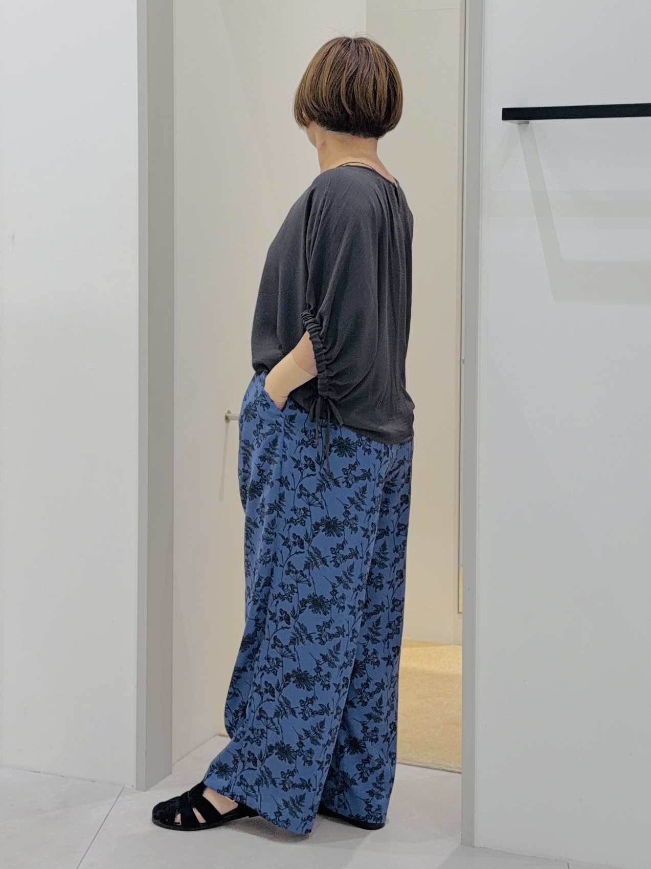 タナさんの「THE SHOP TK｜【ひんやり/防しわ/UV/吸水速乾】袖ドロストドルマントップス」を使ったコーディネート
