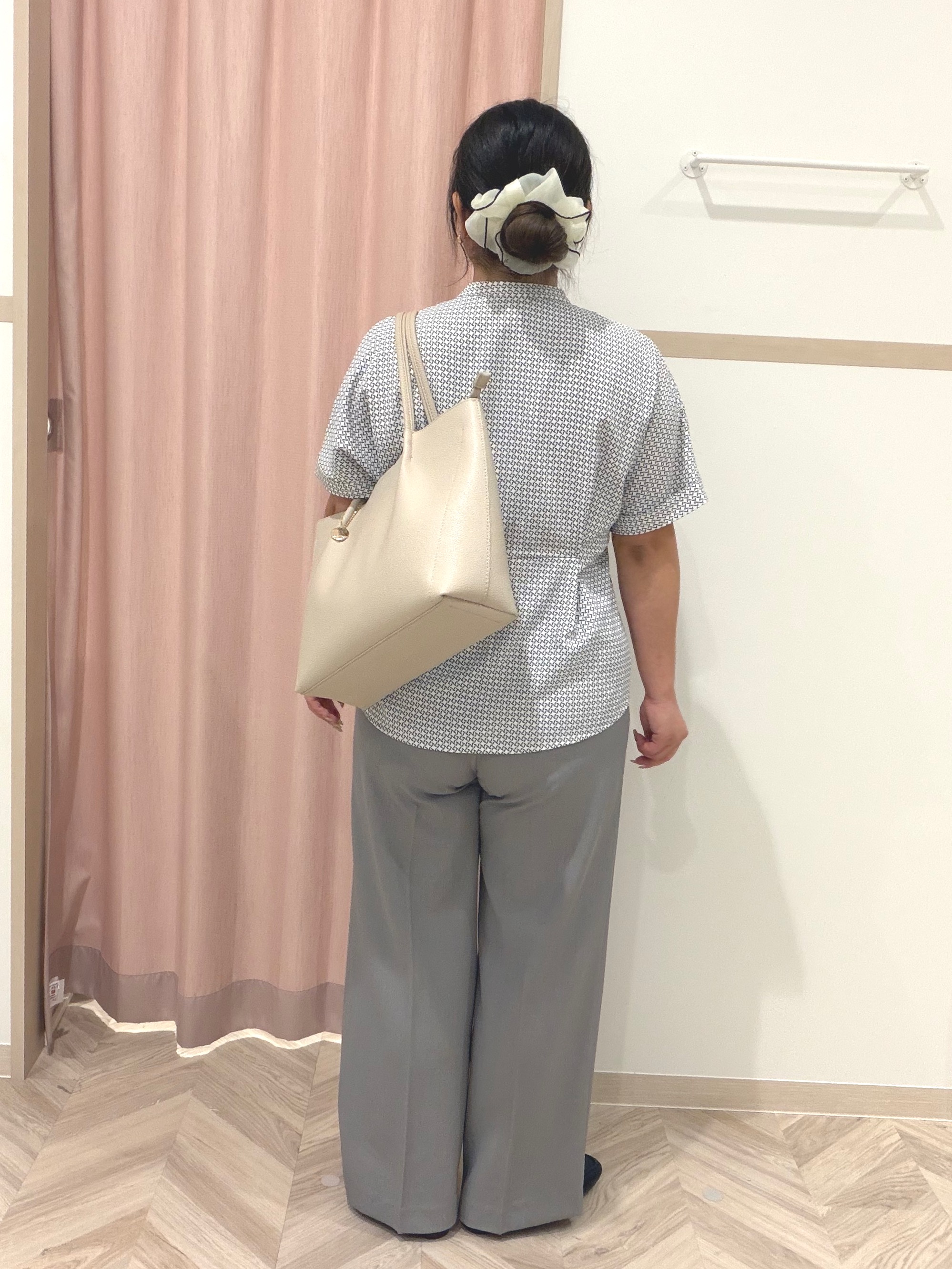 まちゃんなちゃんさんの「SHOO･LA･RUE｜【ひんやり/UV/通勤】洗濯後しわになりにくい インしない ウエストタックペプラムブラウス」を使ったコーディネート