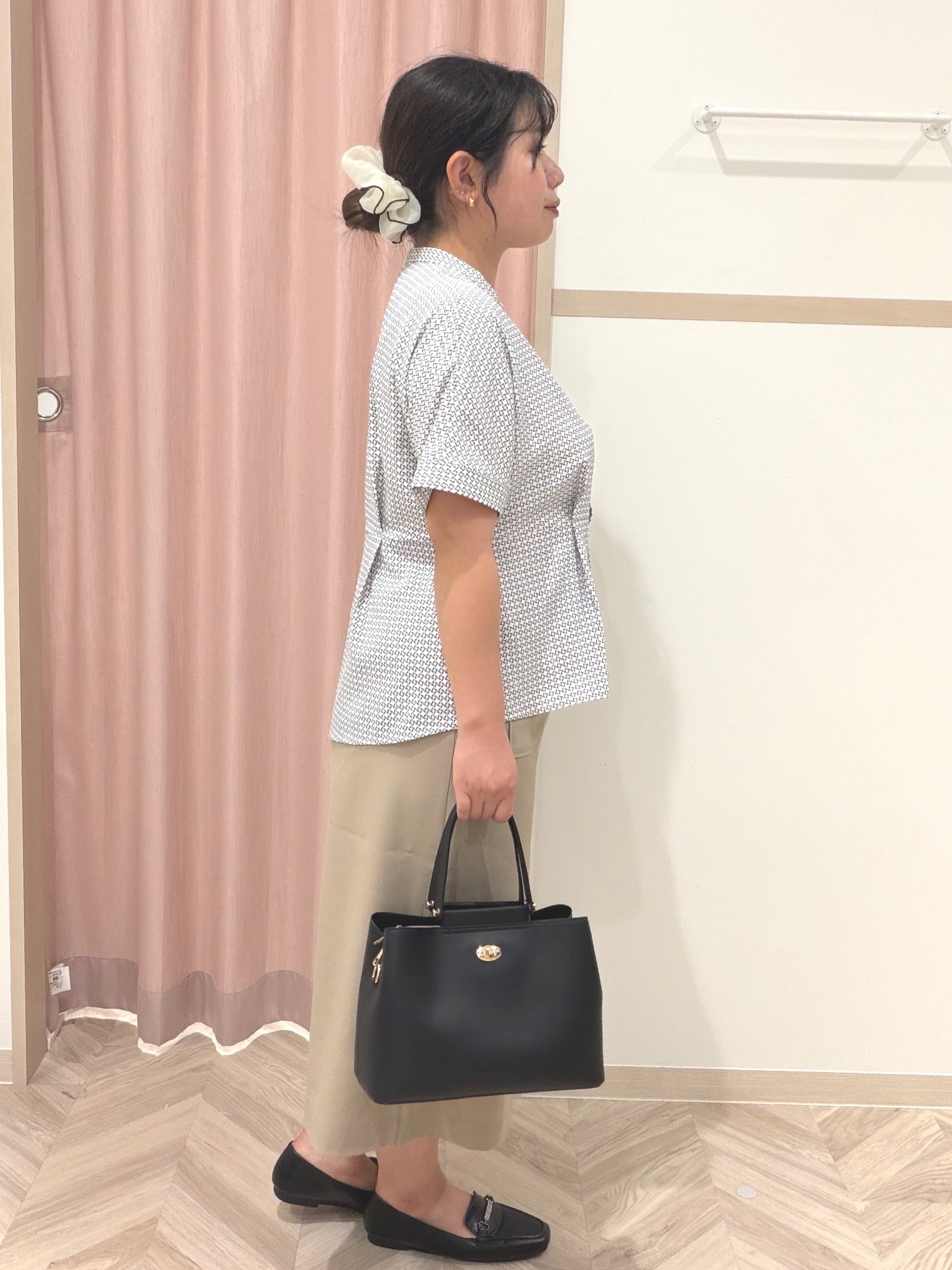 まちゃんなちゃんさんの「SHOO･LA･RUE｜【ひんやり/UV/通勤】洗濯後しわになりにくい インしない ウエストタックペプラムブラウス」を使ったコーディネート
