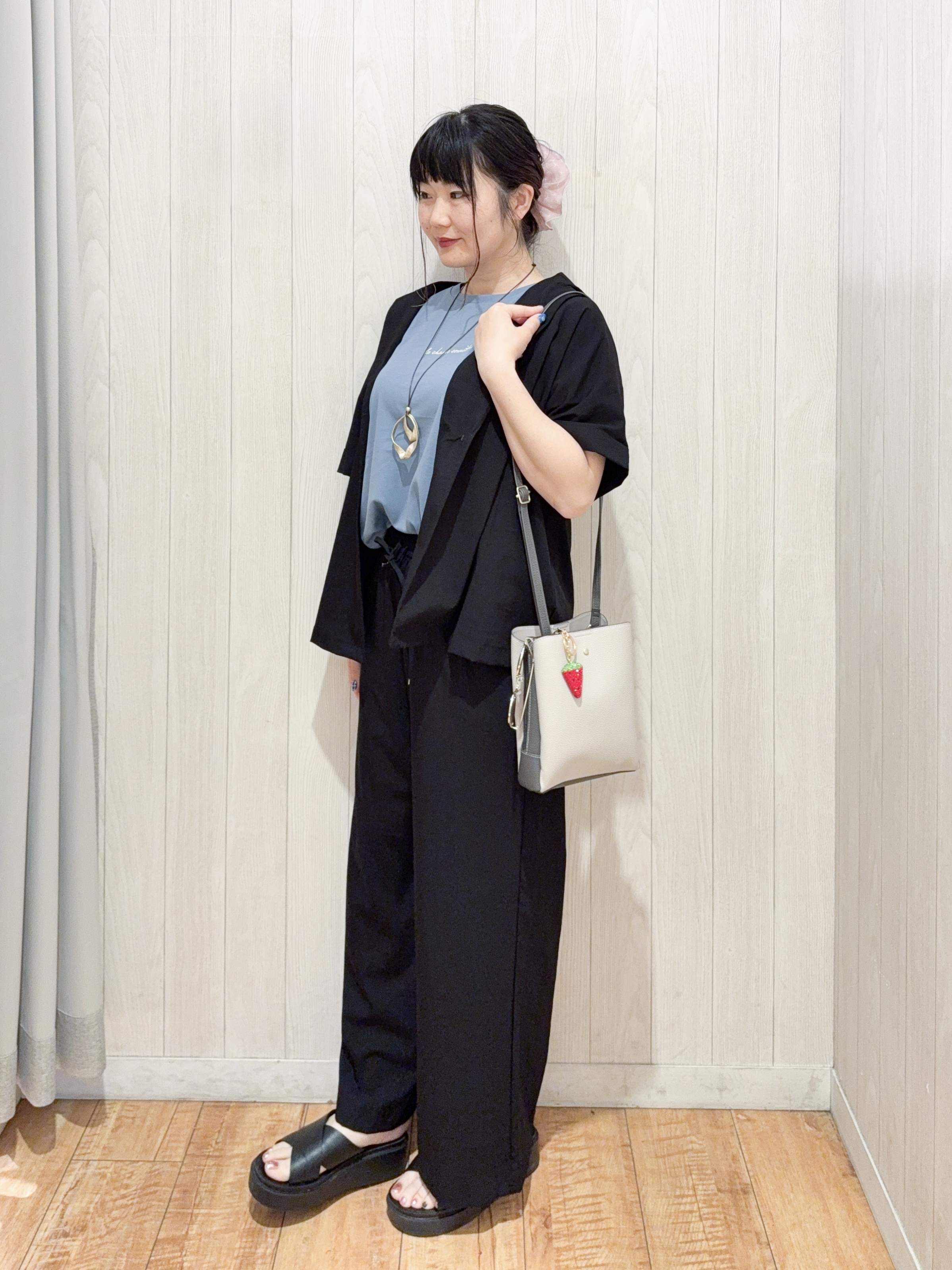 愛さんの「SHOO･LA･RUE｜【高レビュー/洗濯機可/セットアップ可】軽凛(かろりん) ひんやり半袖ジャケット」を使ったコーディネート