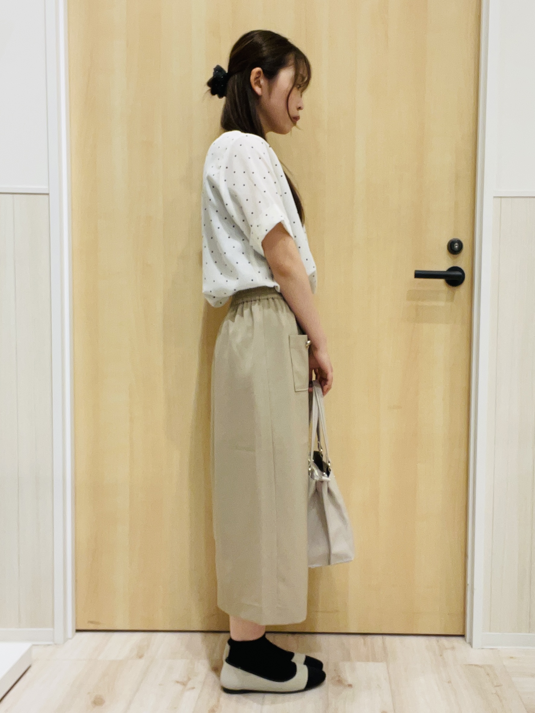 minamiさんの「SHOO･LA･RUE｜【S-LL/洗濯機可】メタルバーがアクセント アクセいらずのドット柄ブラウス」を使ったコーディネート