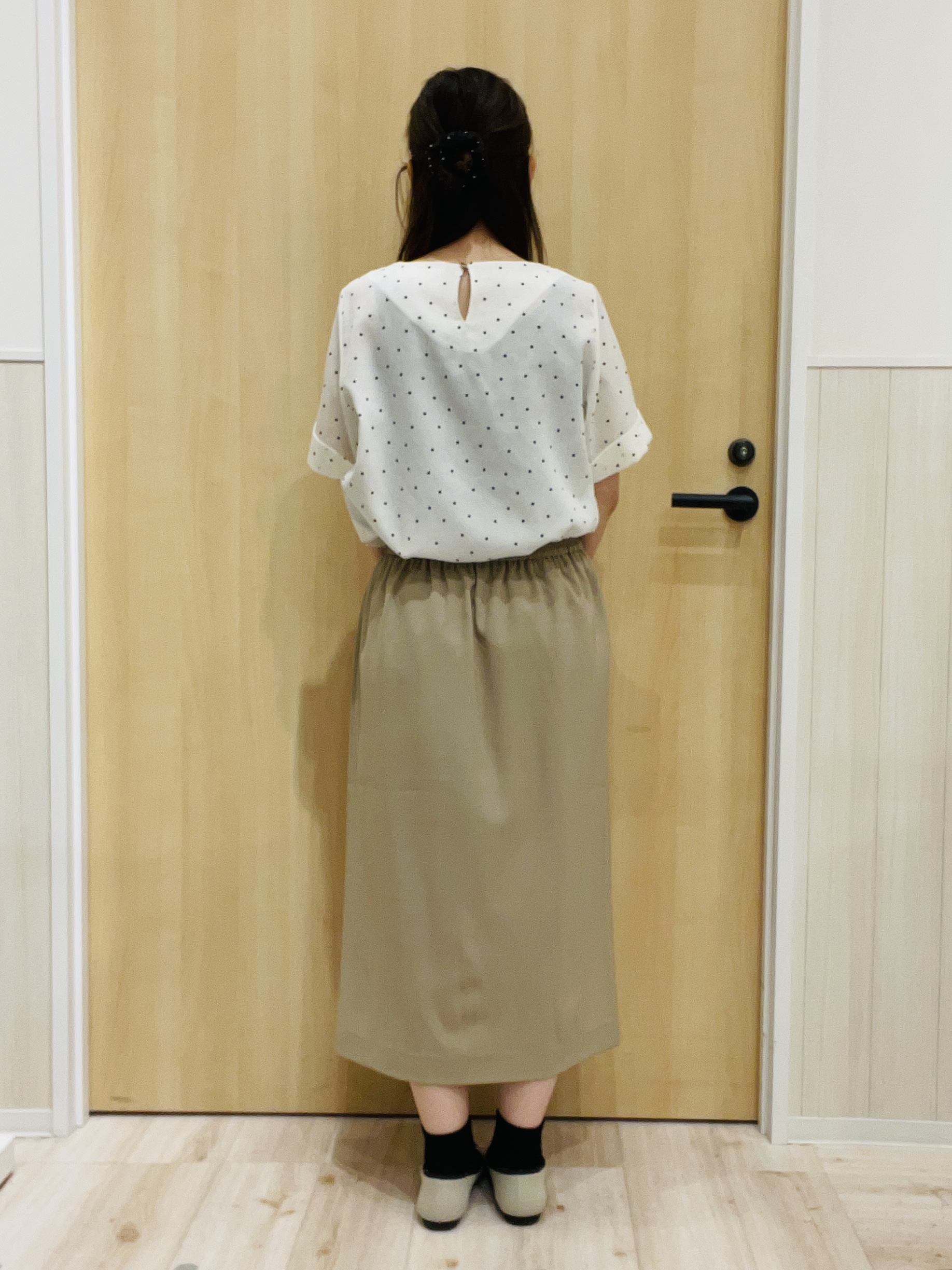 minamiさんの「SHOO･LA･RUE｜【S-LL/洗濯機可】メタルバーがアクセント アクセいらずのドット柄ブラウス」を使ったコーディネート