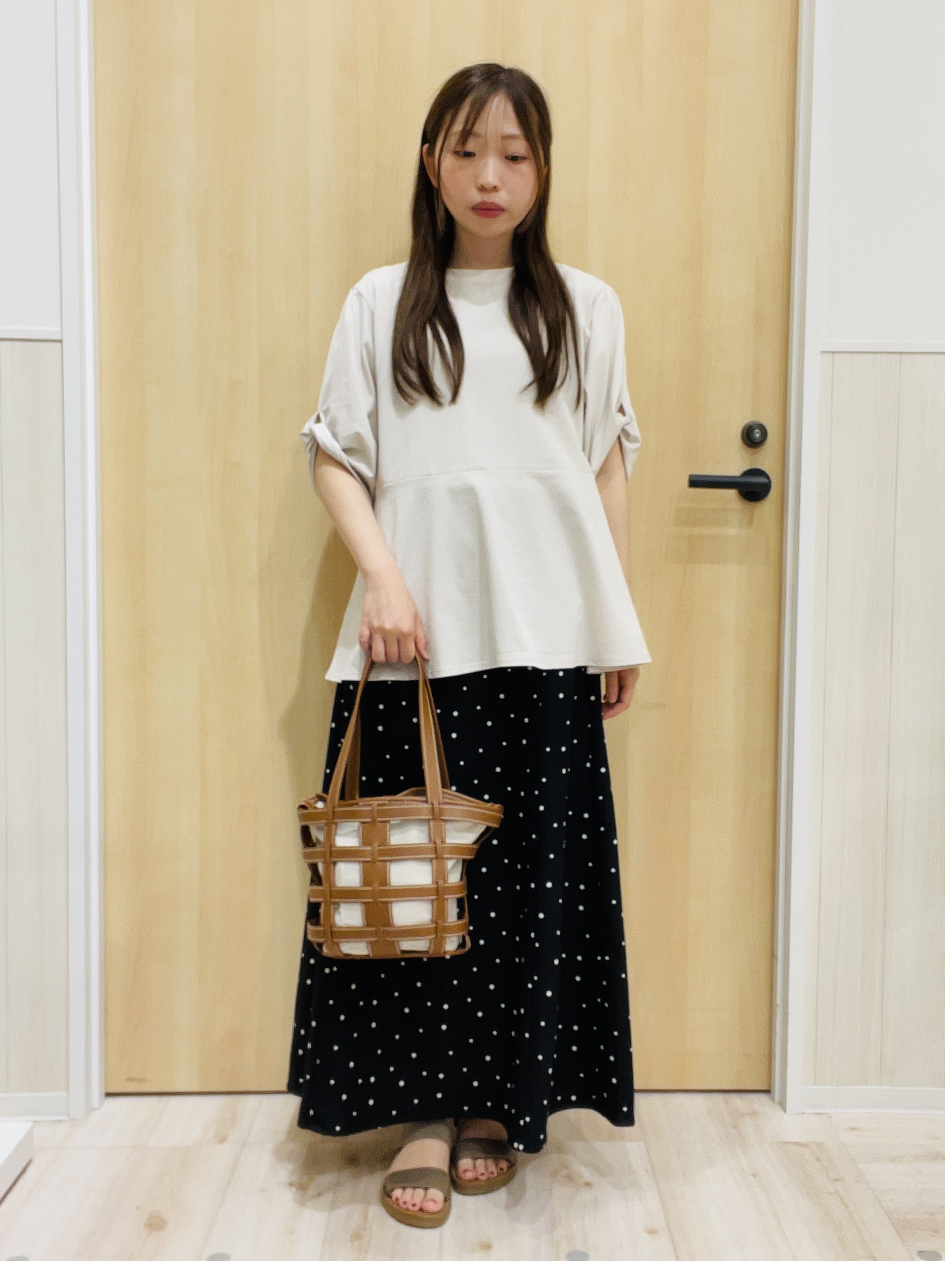 minamiさんの「SHOO･LA･RUE｜【ひんやり/S-LL/洗濯機可】切り替えラインでスタイルアップ お袖ねじり ペプラムトップス」を使ったコーディネート