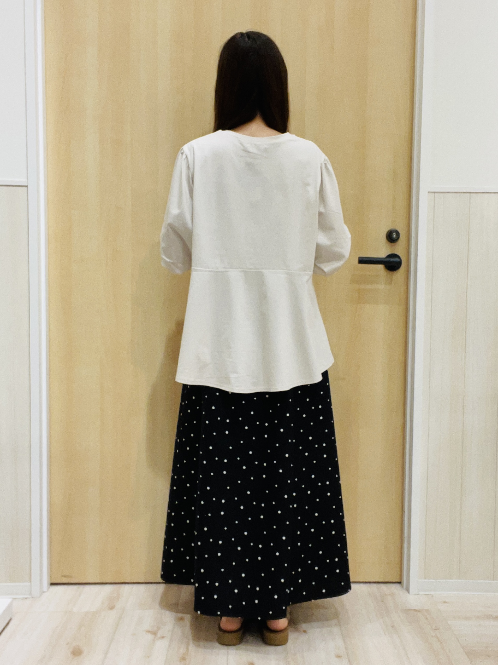 minamiさんの「SHOO･LA･RUE｜【ひんやり/S-LL/洗濯機可】切り替えラインでスタイルアップ お袖ねじり ペプラムトップス」を使ったコーディネート