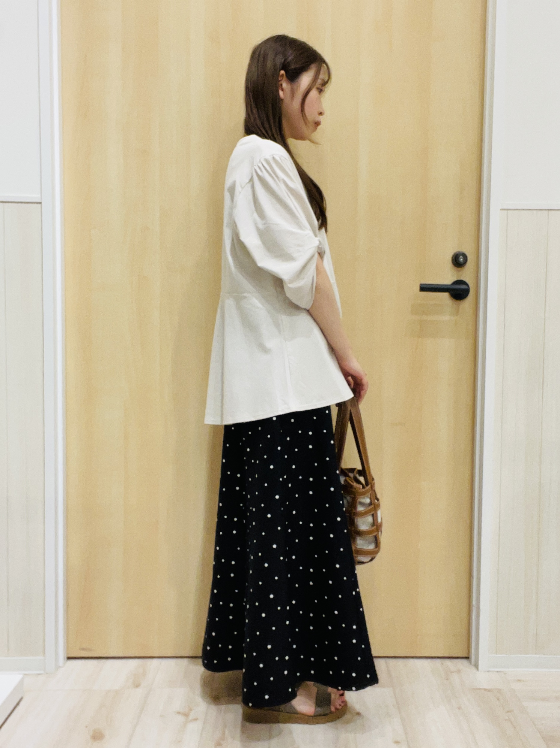 minamiさんの「SHOO･LA･RUE｜【ひんやり/S-LL/洗濯機可】切り替えラインでスタイルアップ お袖ねじり ペプラムトップス」を使ったコーディネート