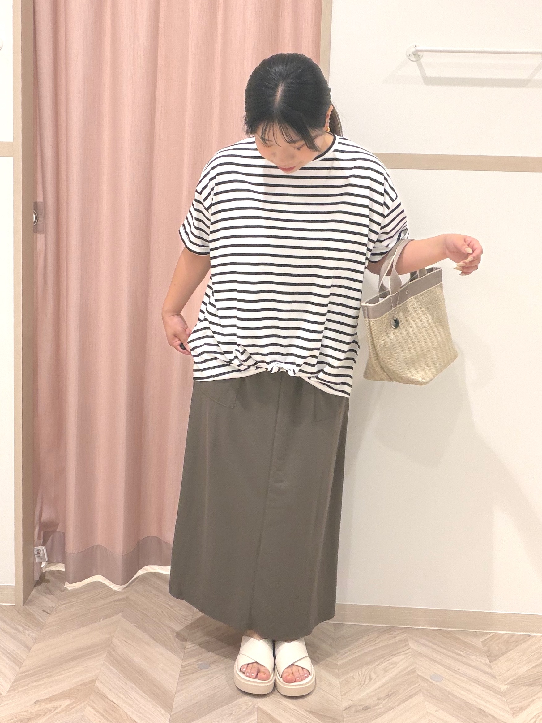 まちゃんなちゃんさんの「SHOO･LA･RUE｜【ひんやり/S-LL】インせず決まる フロントタックデザインTシャツ」を使ったコーディネート