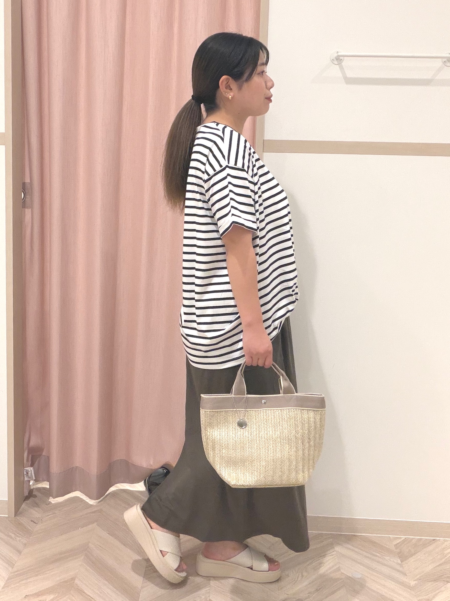 まちゃんなちゃんさんの「SHOO･LA･RUE｜【ひんやり/S-LL】インせず決まる フロントタックデザインTシャツ」を使ったコーディネート