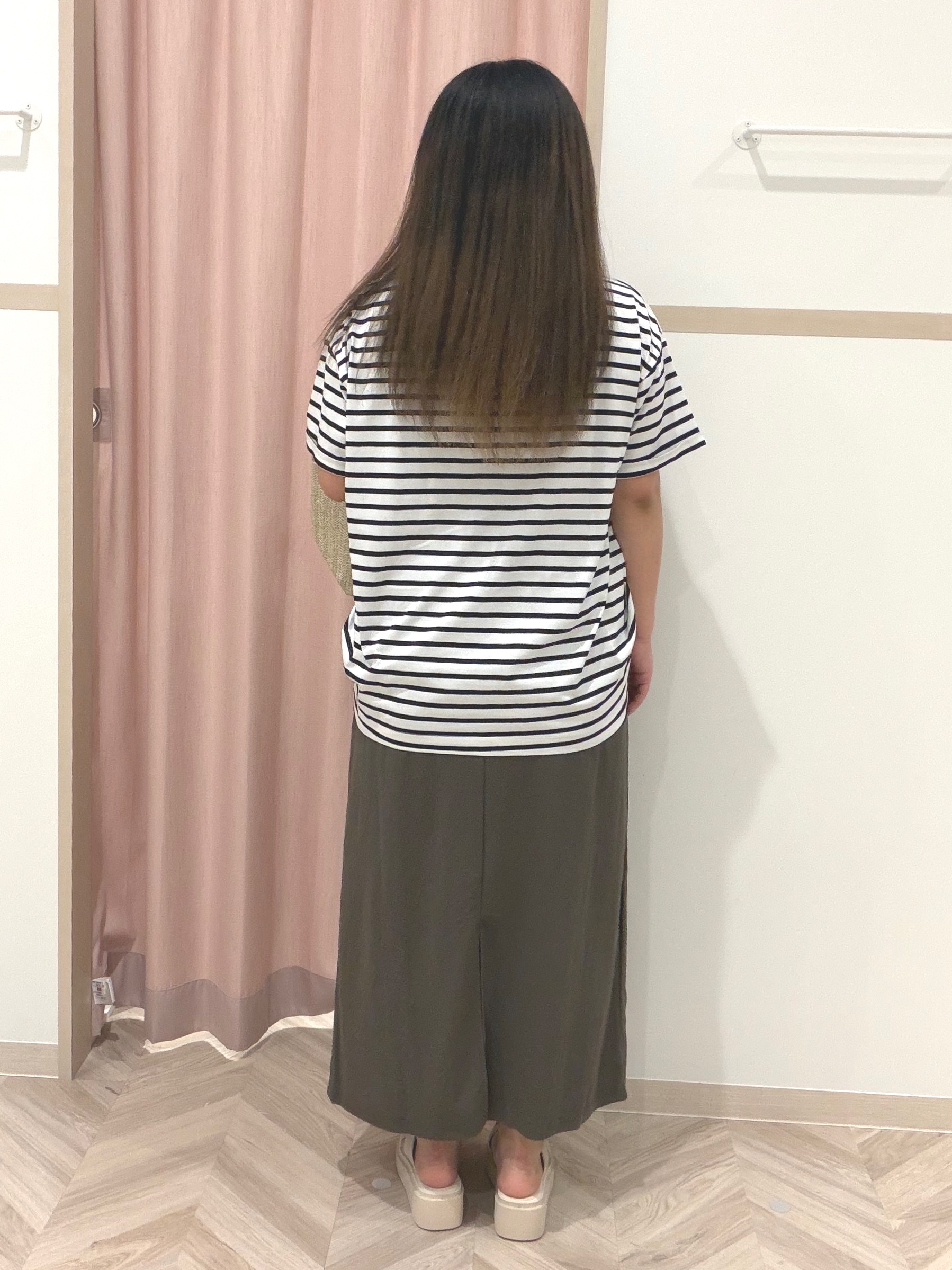 まちゃんなちゃんさんの「SHOO･LA･RUE｜【ひんやり/S-LL】インせず決まる フロントタックデザインTシャツ」を使ったコーディネート