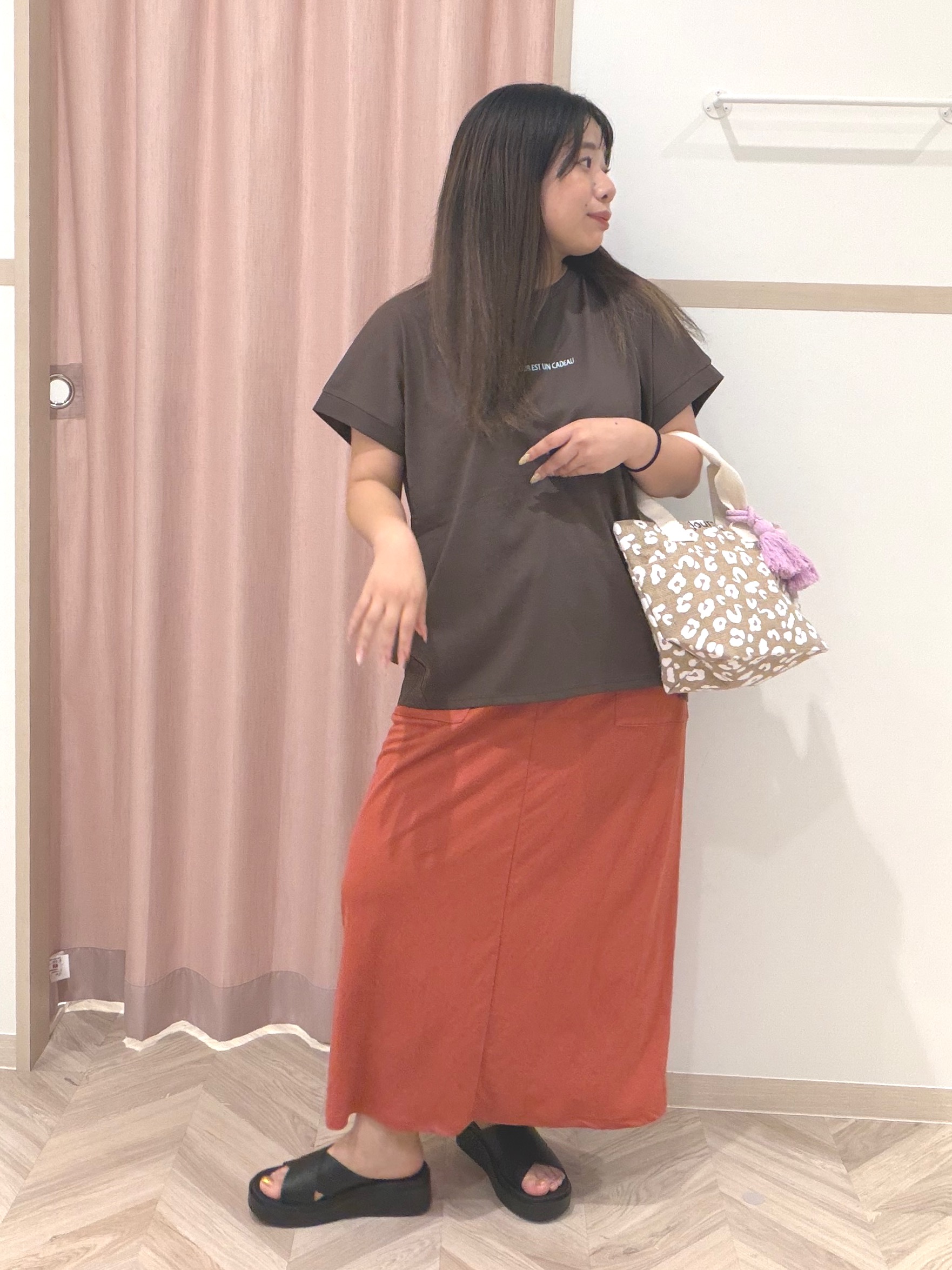 まちゃんなちゃんさんの「SHOO･LA･RUE｜【汗じみ防止/ひんやり/S-LL】インせず着られる 刺繍ロゴTシャツ」を使ったコーディネート