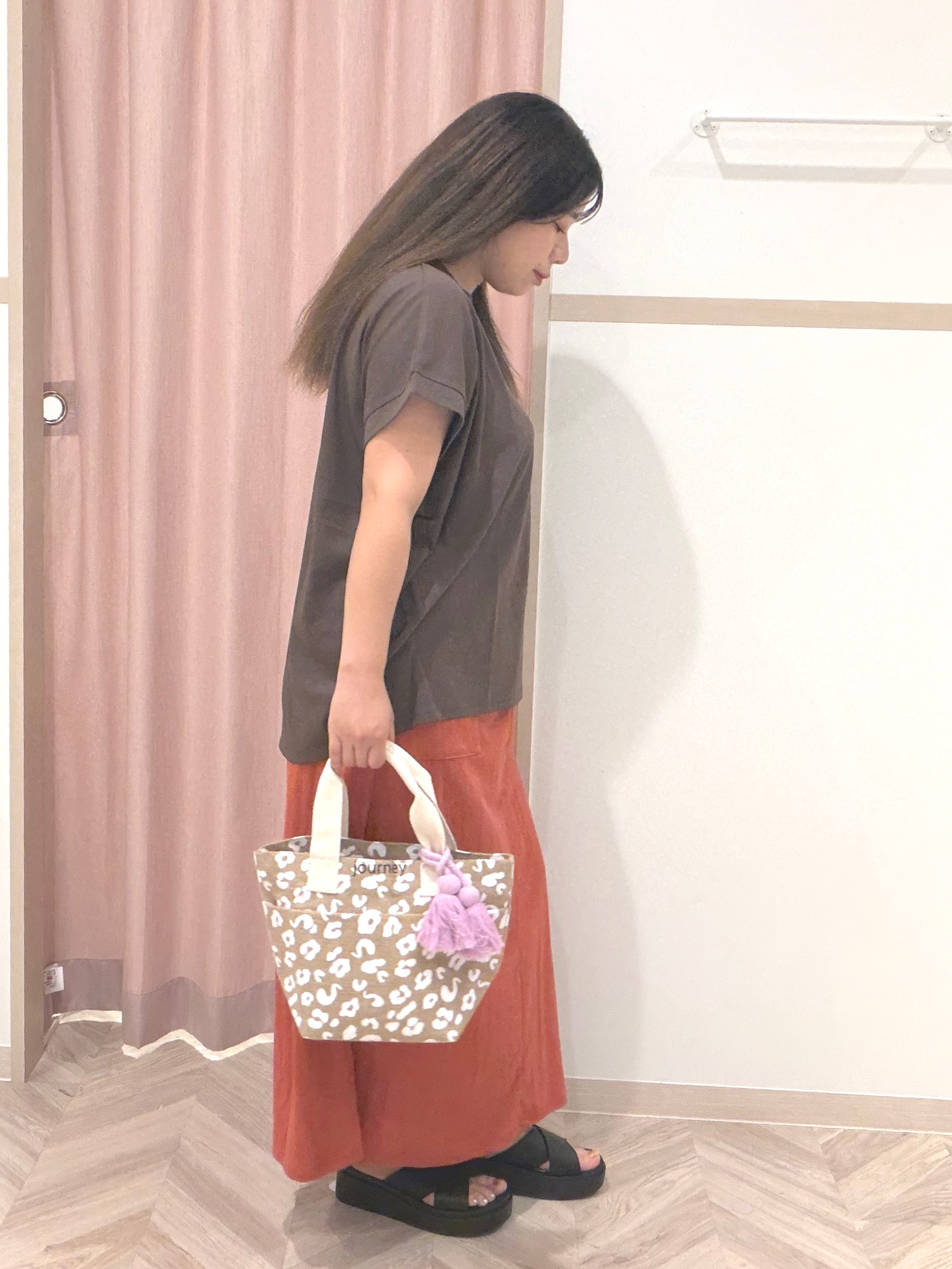 まちゃんなちゃんさんの「SHOO･LA･RUE｜【汗じみ防止/ひんやり/S-LL】インせず着られる 刺繍ロゴTシャツ」を使ったコーディネート