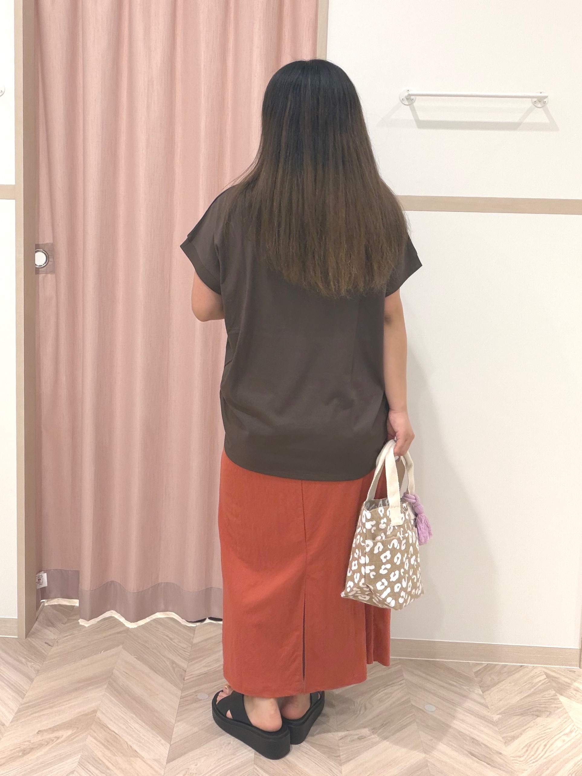 まちゃんなちゃんさんの「SHOO･LA･RUE｜【汗じみ防止/ひんやり/S-LL】インせず着られる 刺繍ロゴTシャツ」を使ったコーディネート
