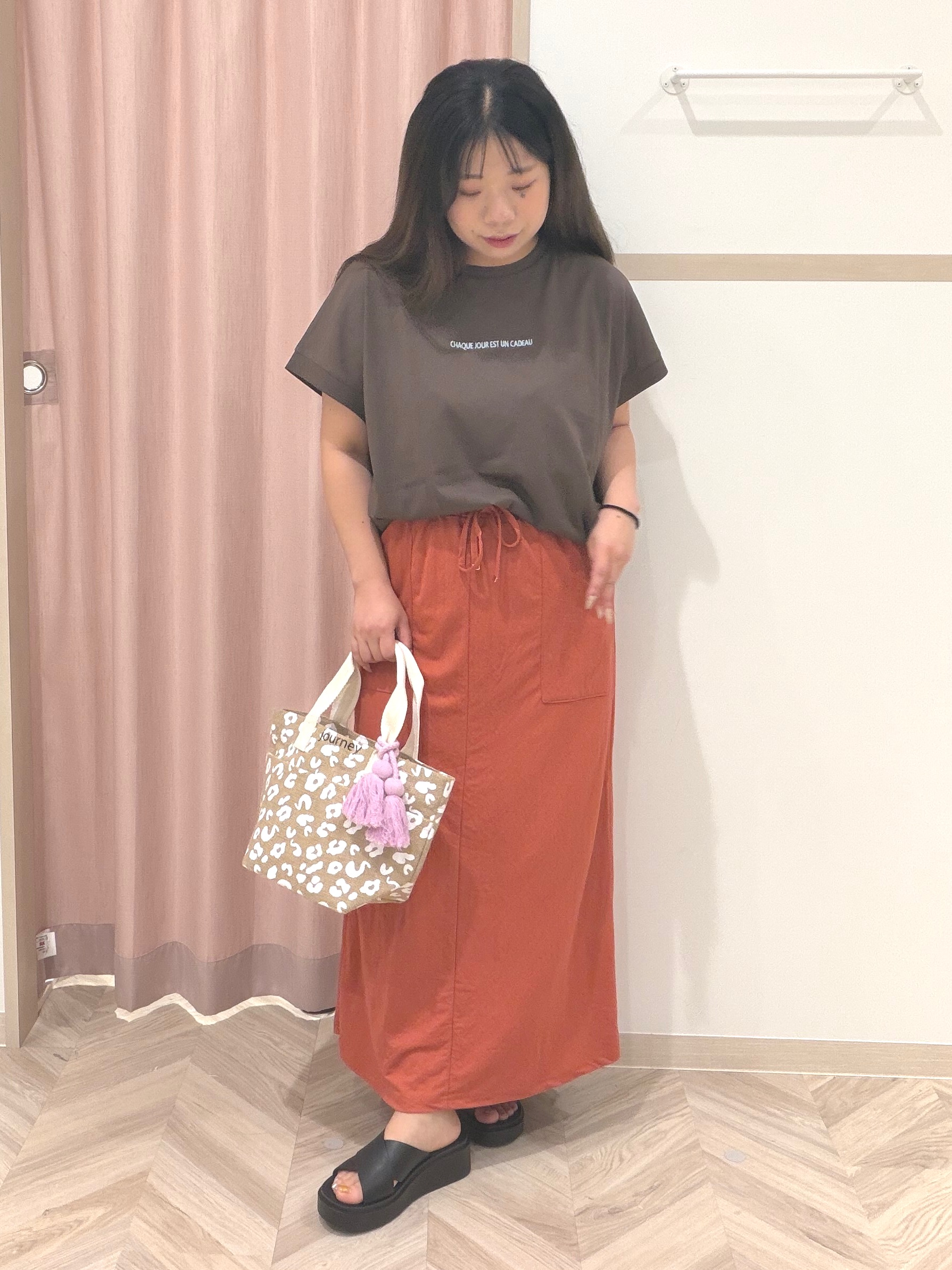 まちゃんなちゃんさんの「SHOO･LA･RUE｜【汗じみ防止/ひんやり/S-LL】インせず着られる 刺繍ロゴTシャツ」を使ったコーディネート