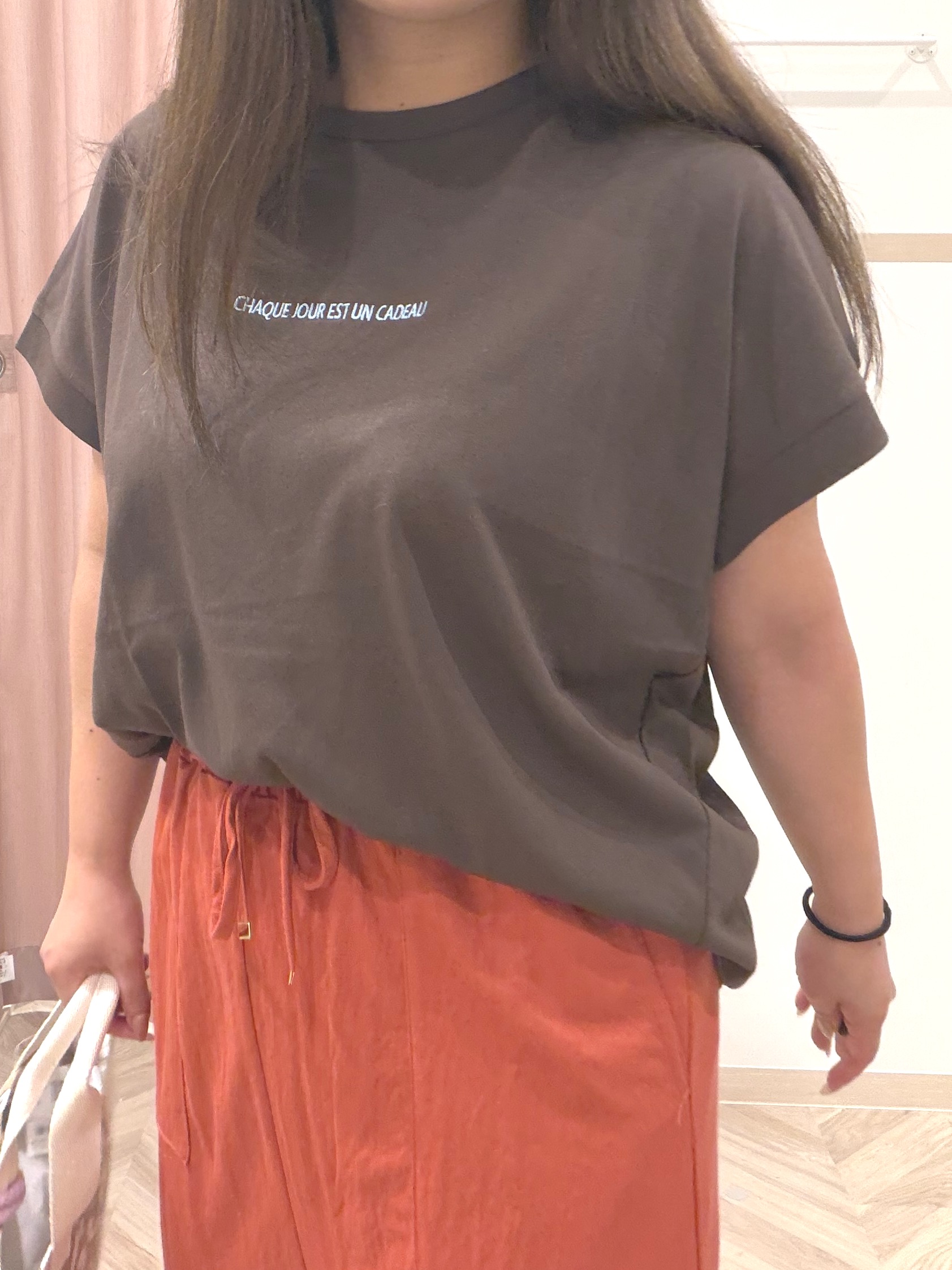 まちゃんなちゃんさんの「SHOO･LA･RUE｜【汗じみ防止/ひんやり/S-LL】インせず着られる 刺繍ロゴTシャツ」を使ったコーディネート