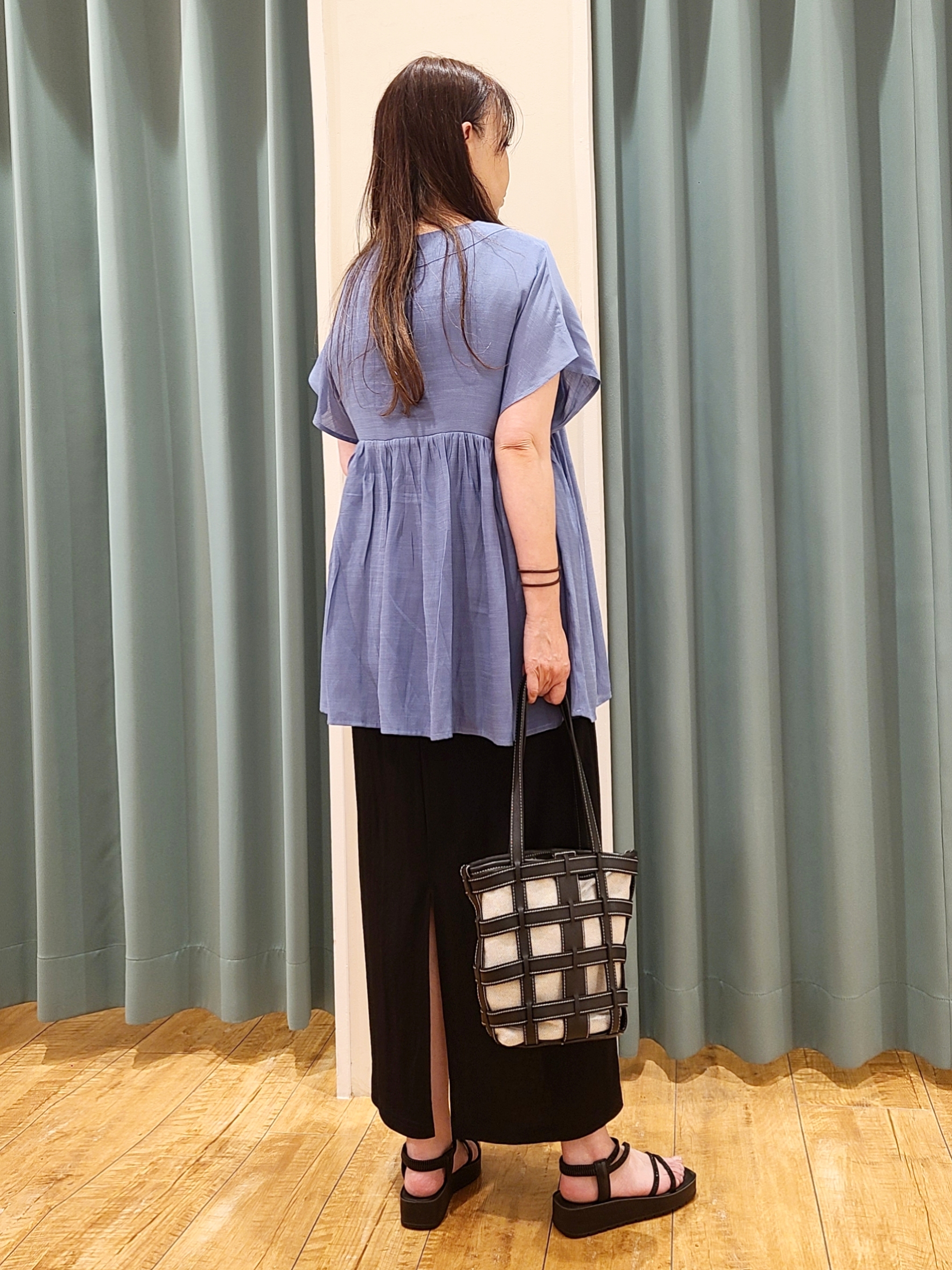 ポンタさんの「SHOO･LA･RUE｜【ひんやり/UV/体型カバー】インせず着られる Vネックギャザーブラウス」を使ったコーディネート