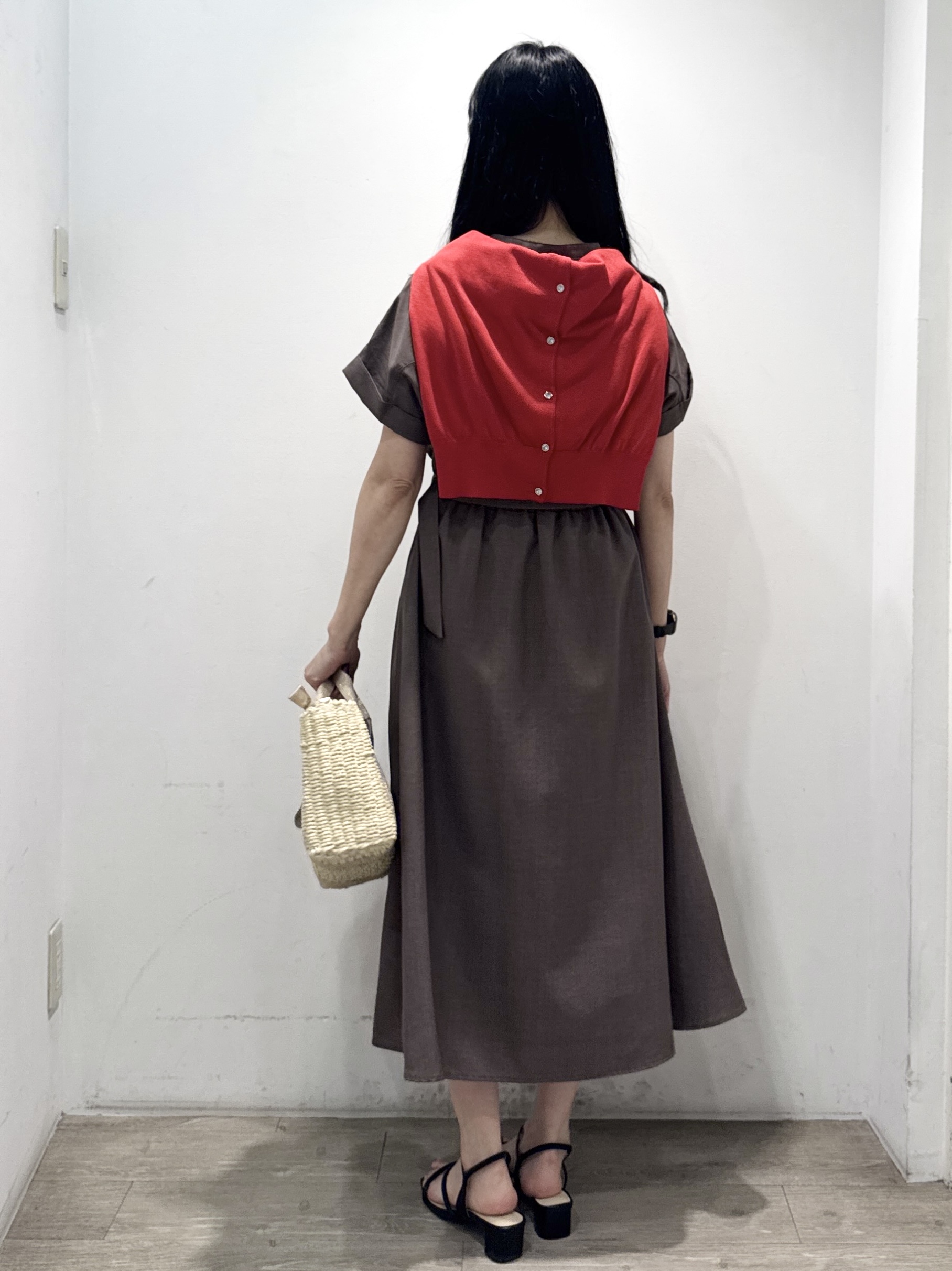 yuicciさんの「OPAQUE.CLIP｜【接触冷感】ビジューボタンカーディガン《抗ピリング／洗濯機OK》」を使ったコーディネート