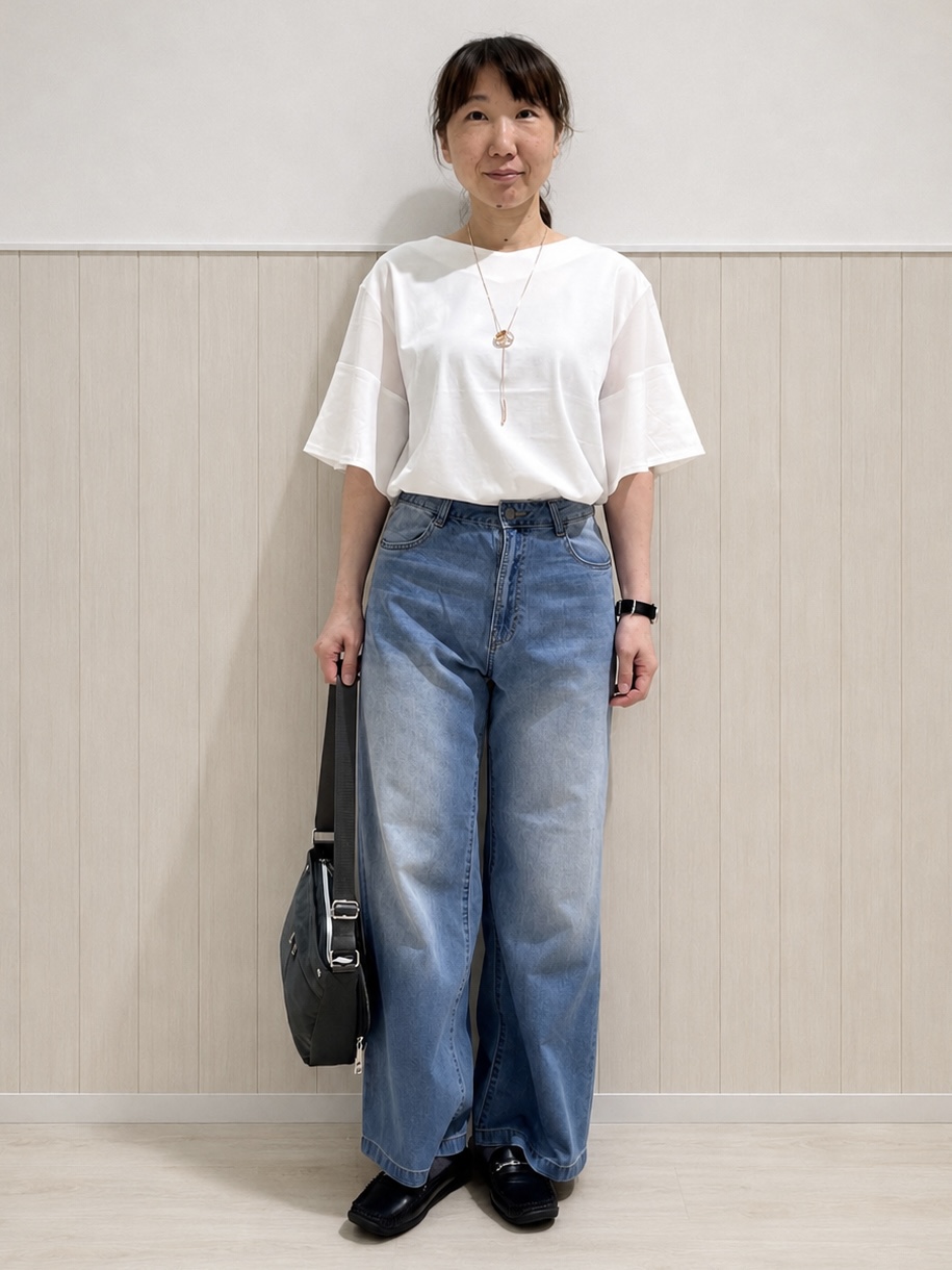 まつみさんの「SHOO･LA･RUE｜【ひんやり/S-LL/体型カバー】フレアスリーブで二の腕を自然にカバー 浅VネックTシャツ」を使ったコーディネート