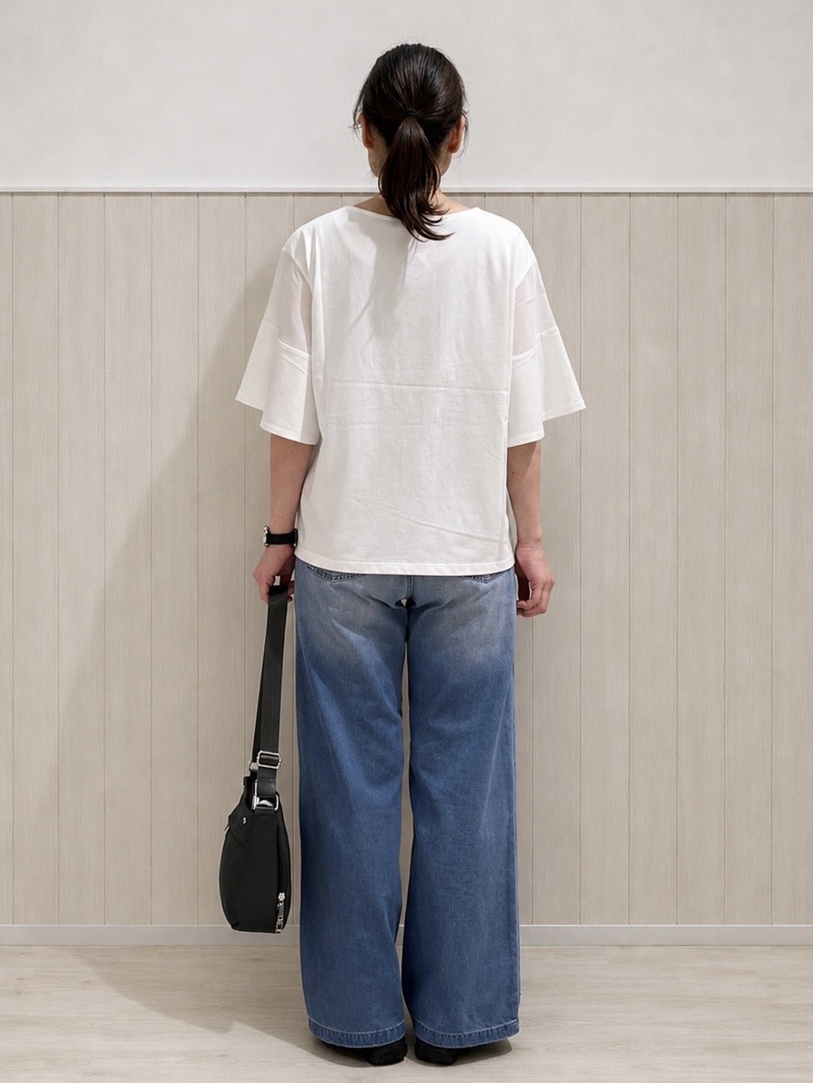 まつみさんの「SHOO･LA･RUE｜【ひんやり/S-LL/体型カバー】フレアスリーブで二の腕を自然にカバー 浅VネックTシャツ」を使ったコーディネート