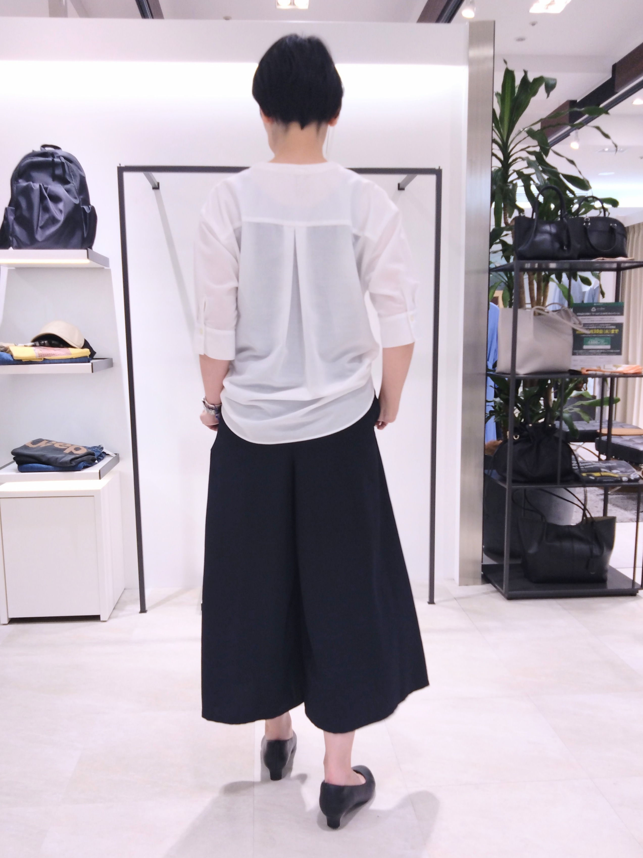 まちこさんの「UNTITLED｜【接触冷感/通気性/洗える】フロントフリルブラウス」を使ったコーディネート