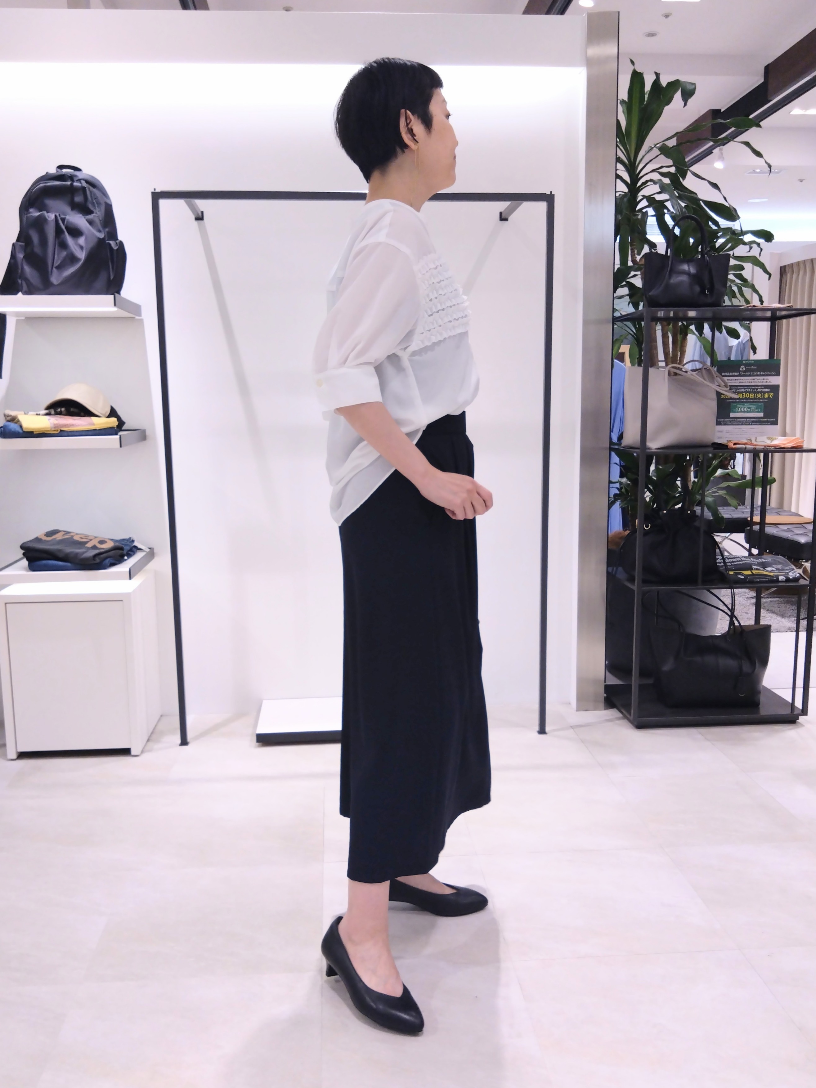 まちこさんの「UNTITLED｜【接触冷感/通気性/洗える】フロントフリルブラウス」を使ったコーディネート