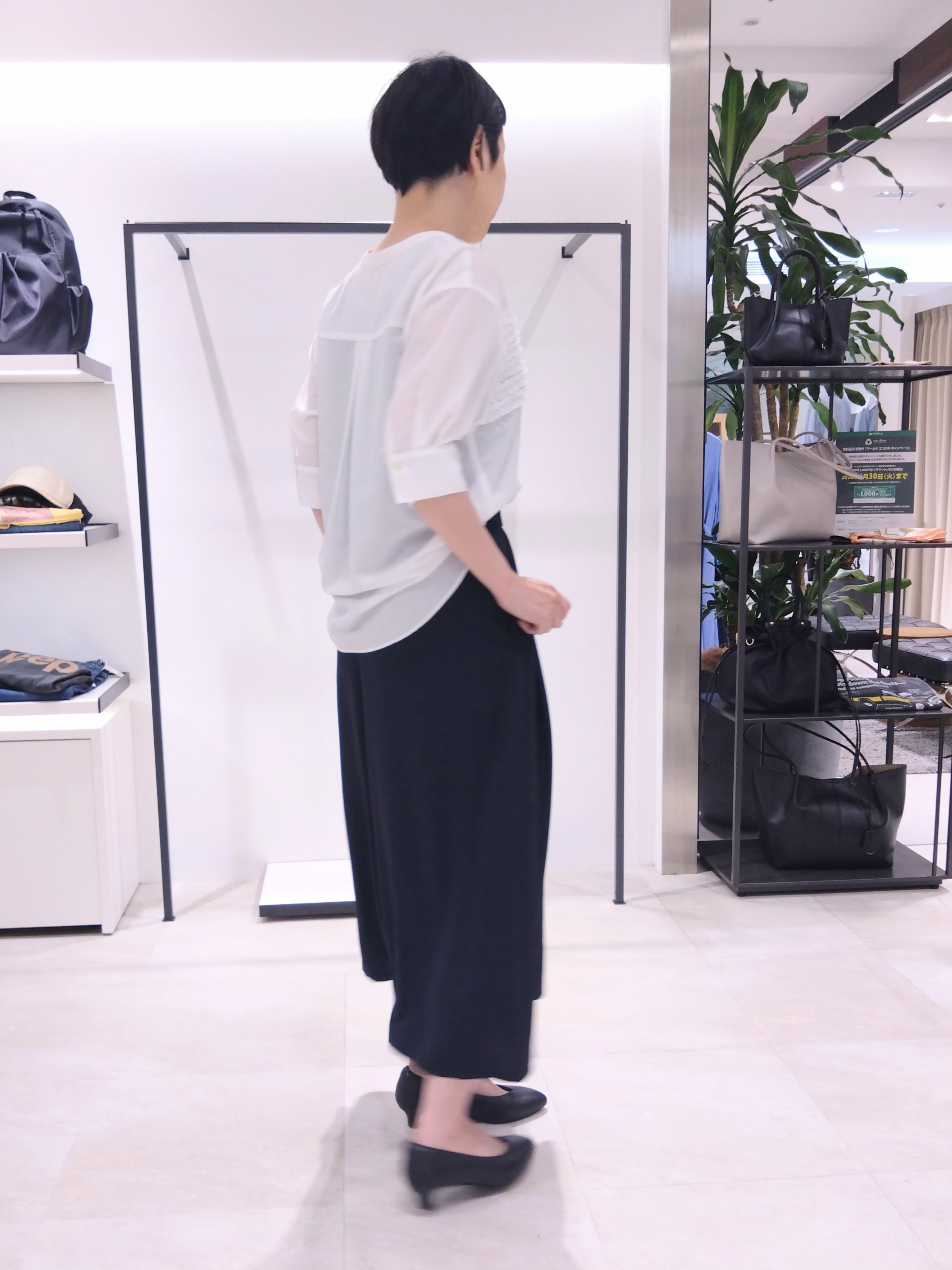 まちこさんの「UNTITLED｜【接触冷感/通気性/洗える】フロントフリルブラウス」を使ったコーディネート