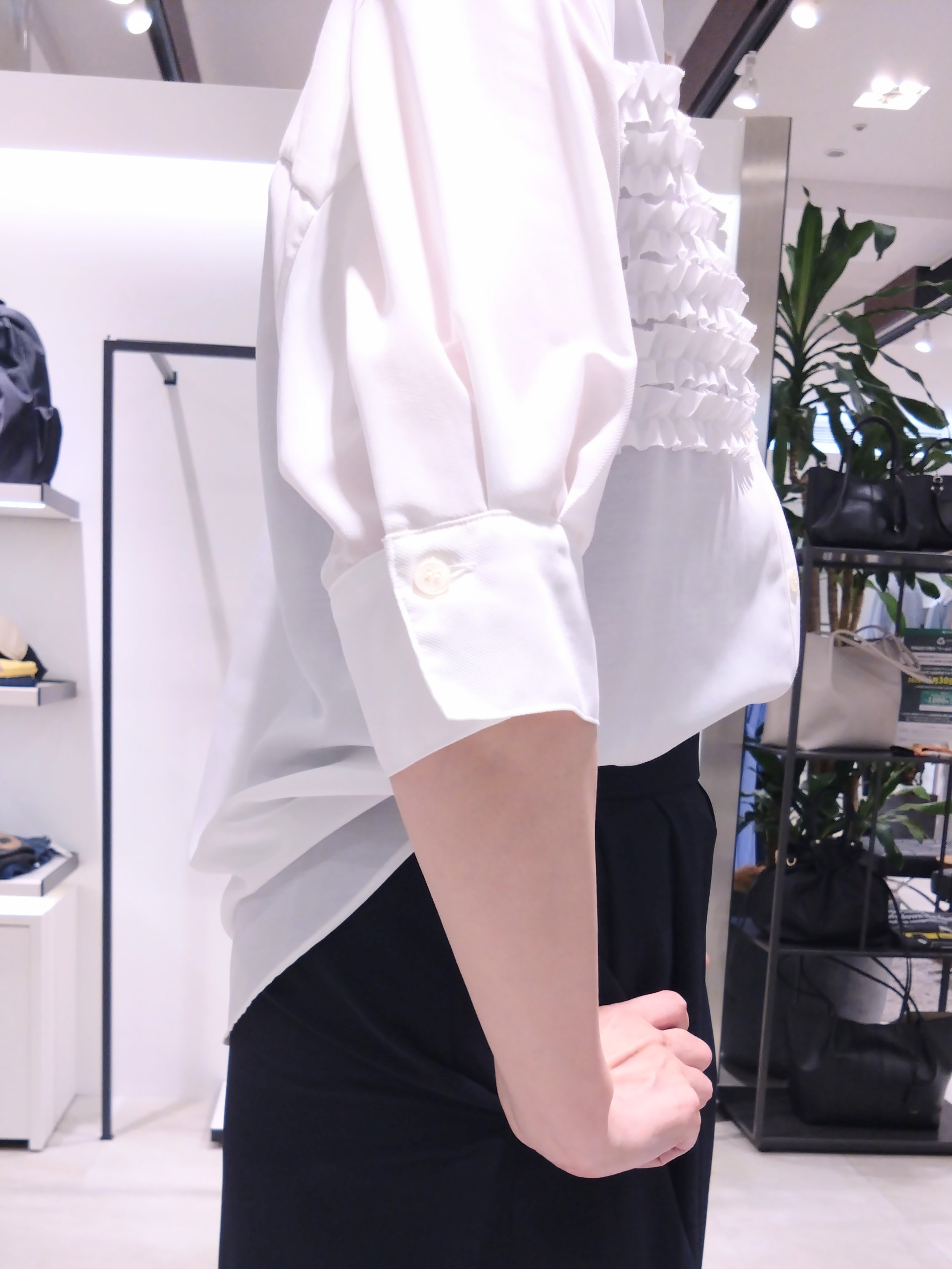 まちこさんの「UNTITLED｜【接触冷感/通気性/洗える】フロントフリルブラウス」を使ったコーディネート