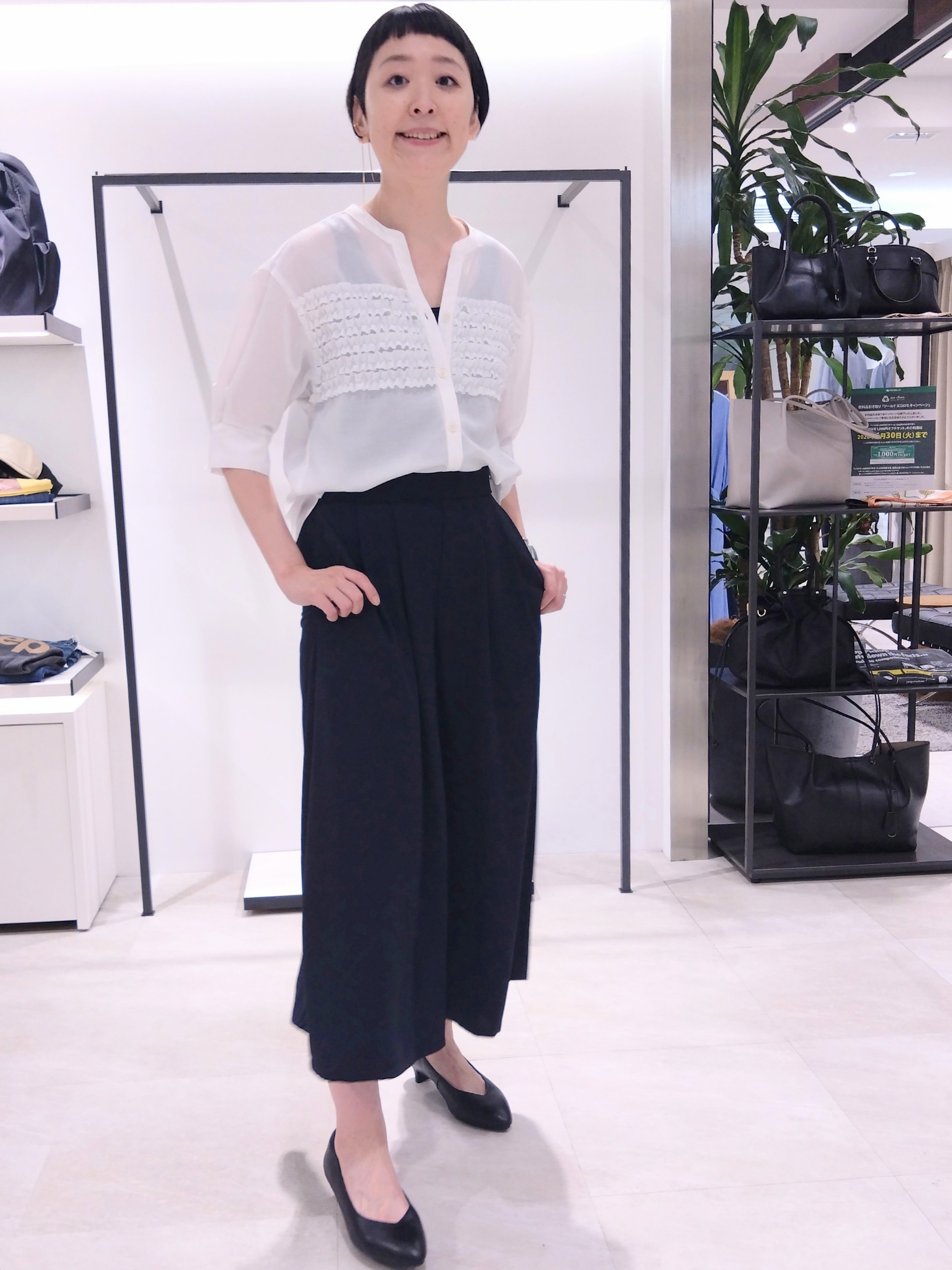 まちこさんの「UNTITLED｜【接触冷感/通気性/洗える】フロントフリルブラウス」を使ったコーディネート