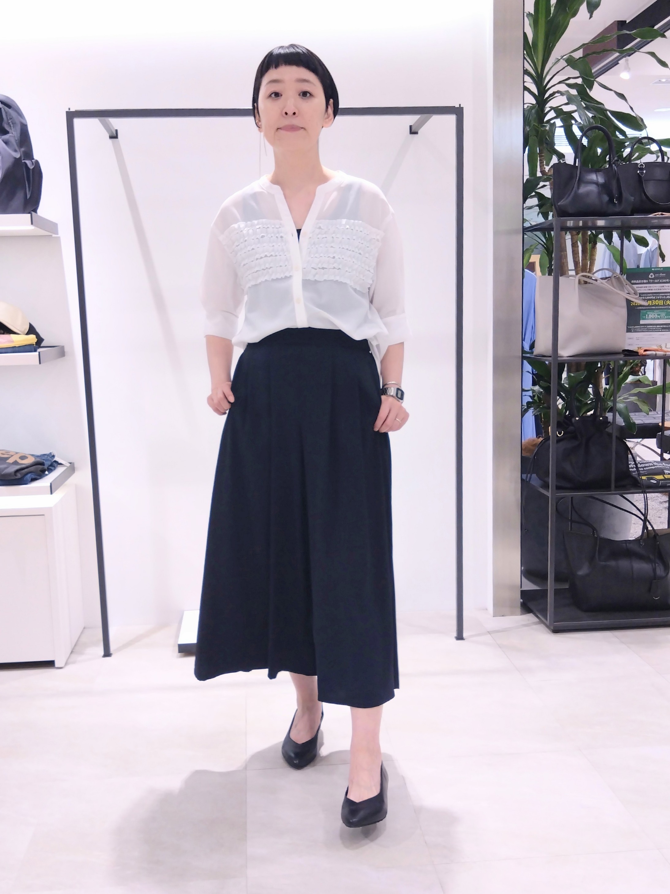 まちこさんの「UNTITLED｜【接触冷感/通気性/洗える】フロントフリルブラウス」を使ったコーディネート