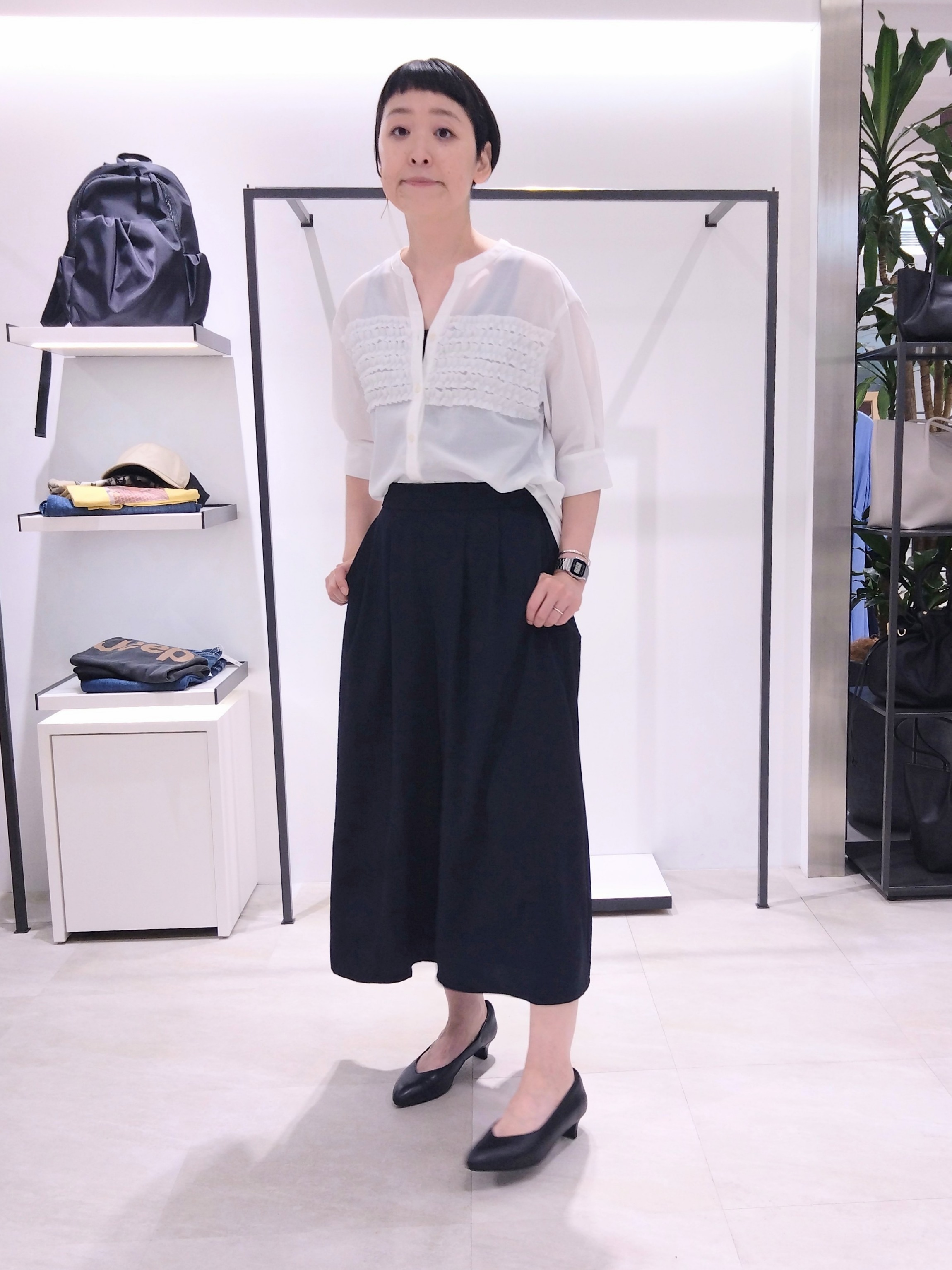 まちこさんの「UNTITLED｜【接触冷感/通気性/洗える】フロントフリルブラウス」を使ったコーディネート