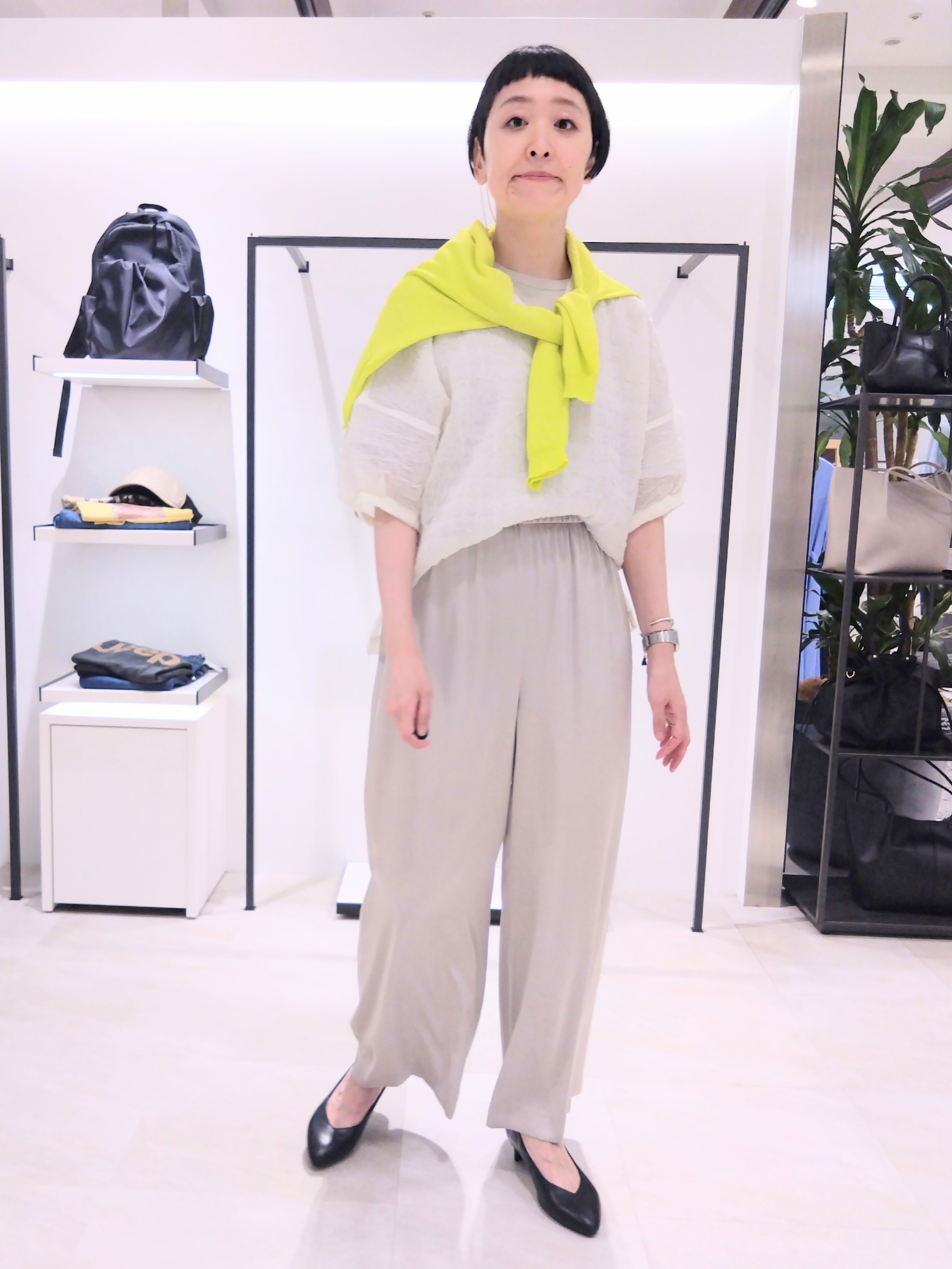 まちこさんの「UNTITLED｜【洗える】シアーVネックブラウス」を使ったコーディネート