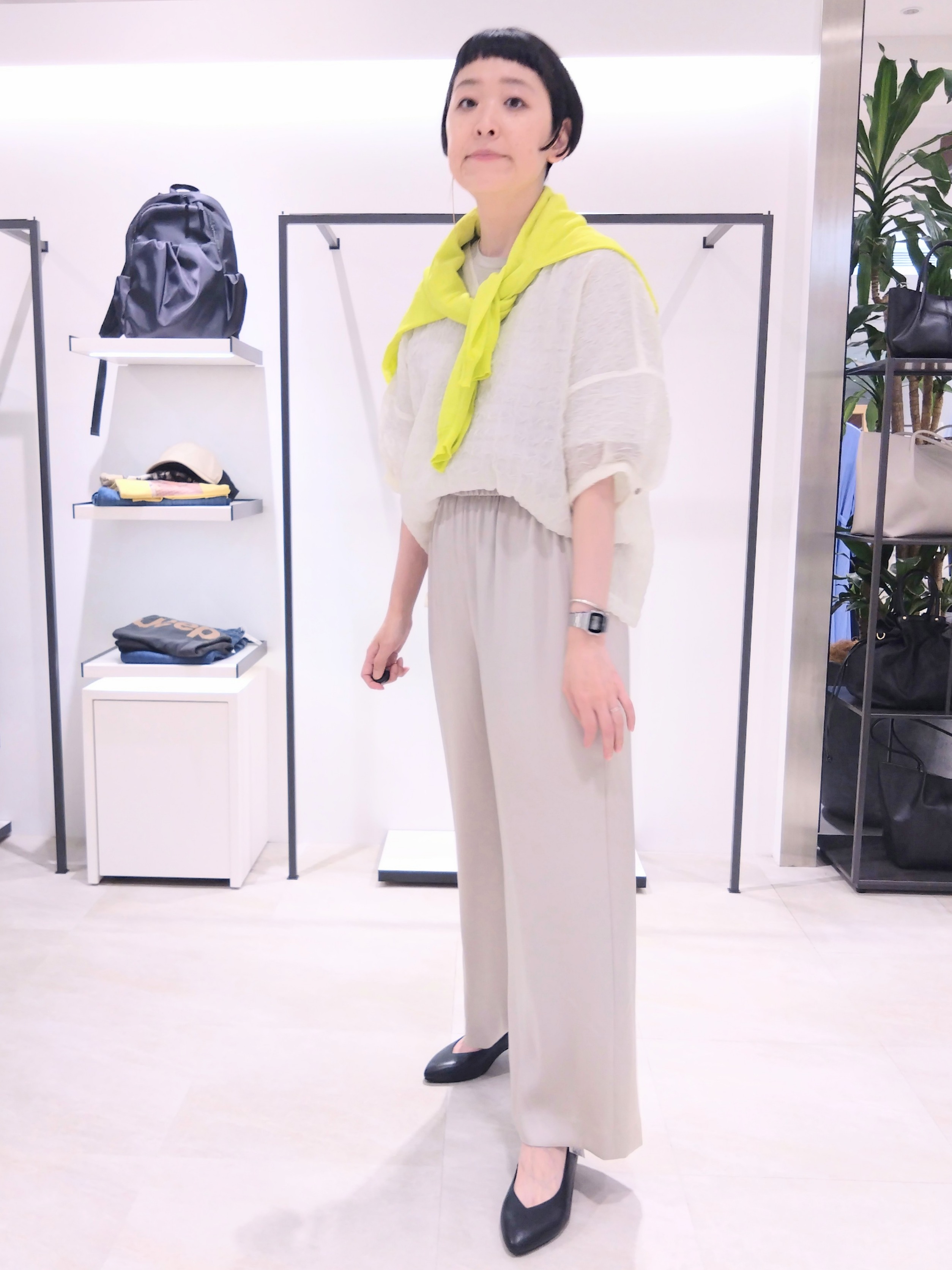 まちこさんの「UNTITLED｜【洗える】シアーVネックブラウス」を使ったコーディネート