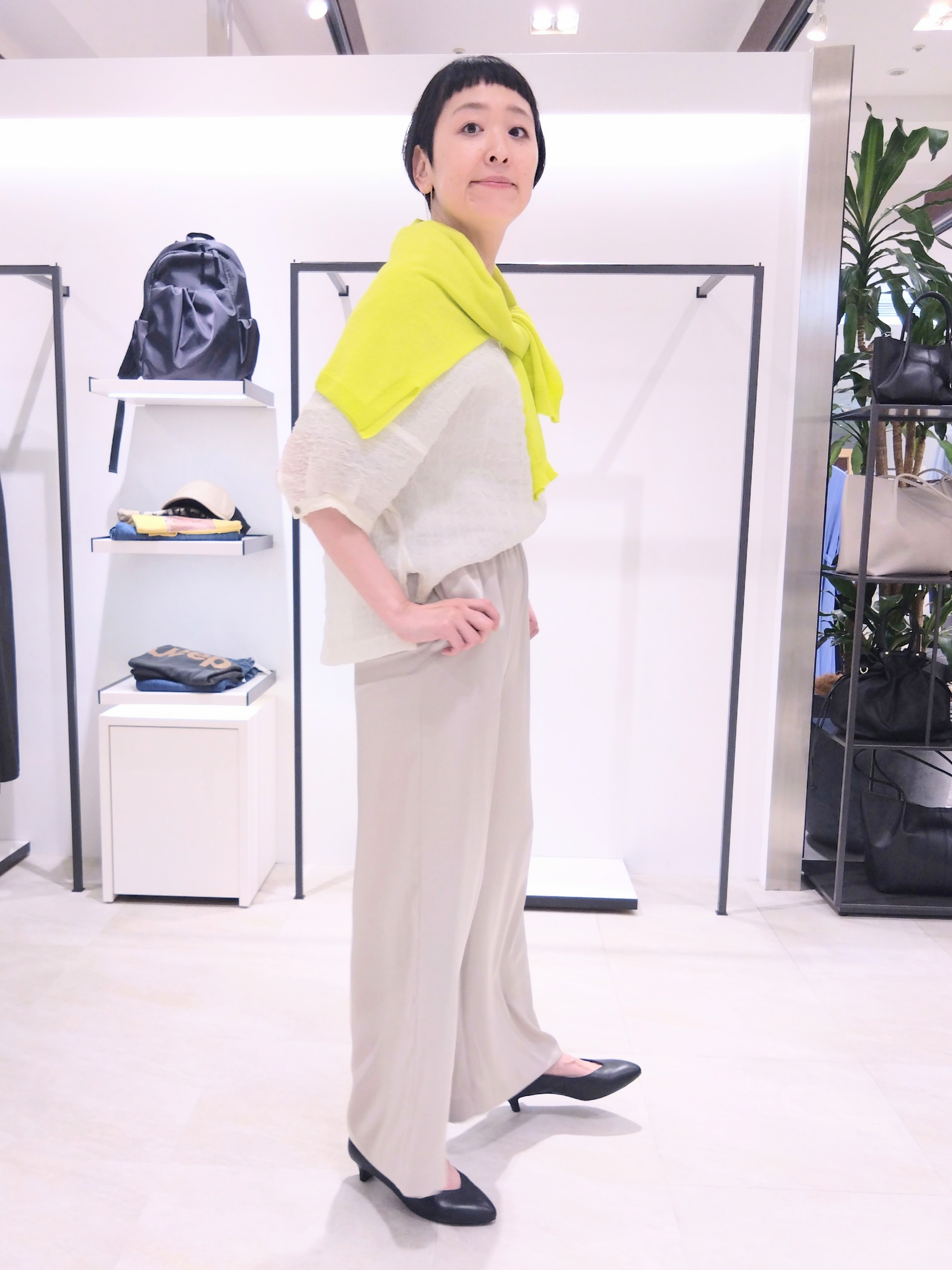 まちこさんの「UNTITLED｜【洗える】シアーVネックブラウス」を使ったコーディネート