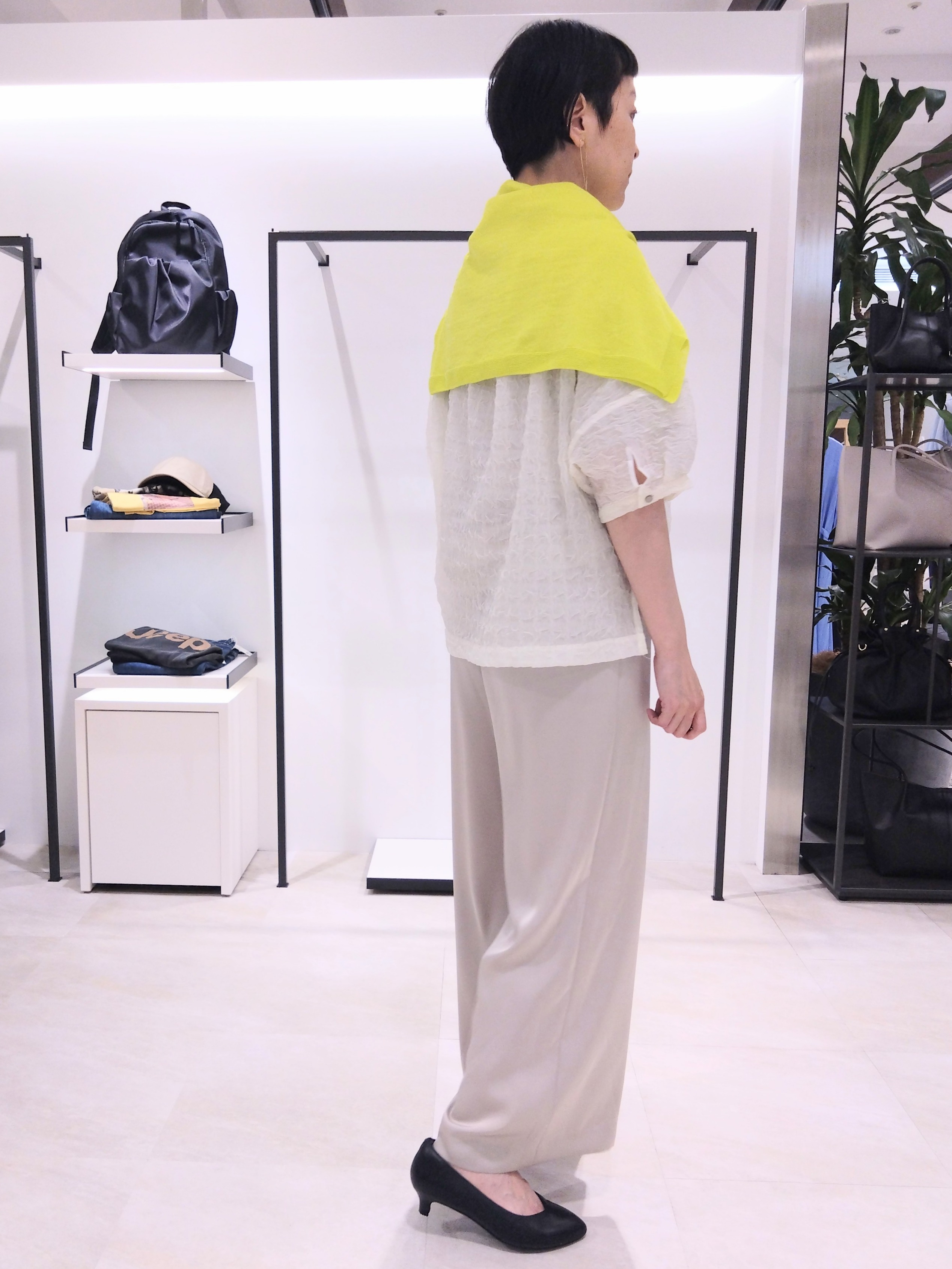 まちこさんの「UNTITLED｜【洗える】シアーVネックブラウス」を使ったコーディネート