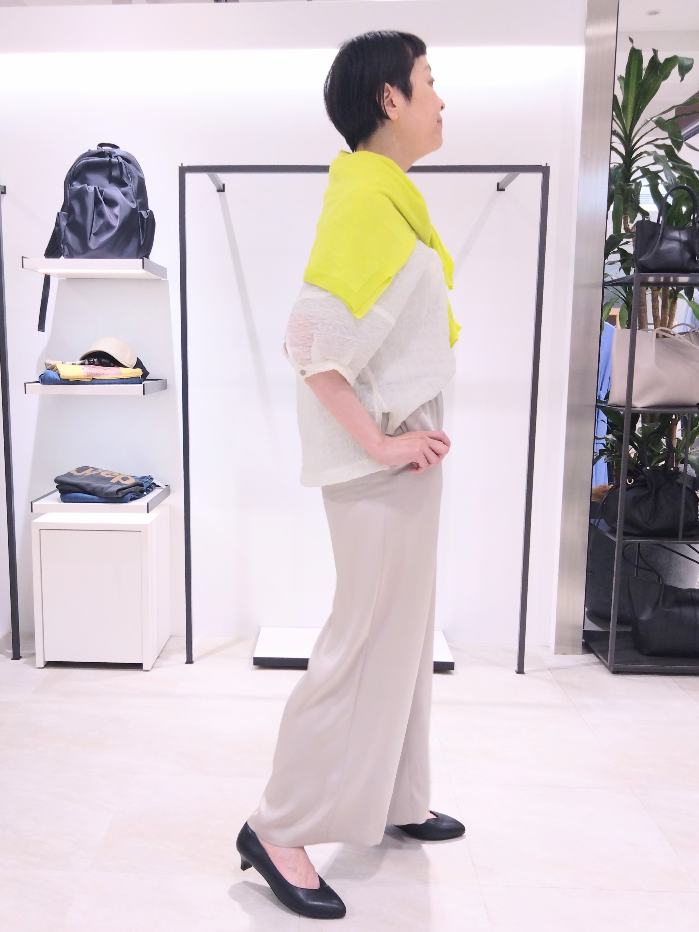 まちこさんの「UNTITLED｜【洗える】シアーVネックブラウス」を使ったコーディネート