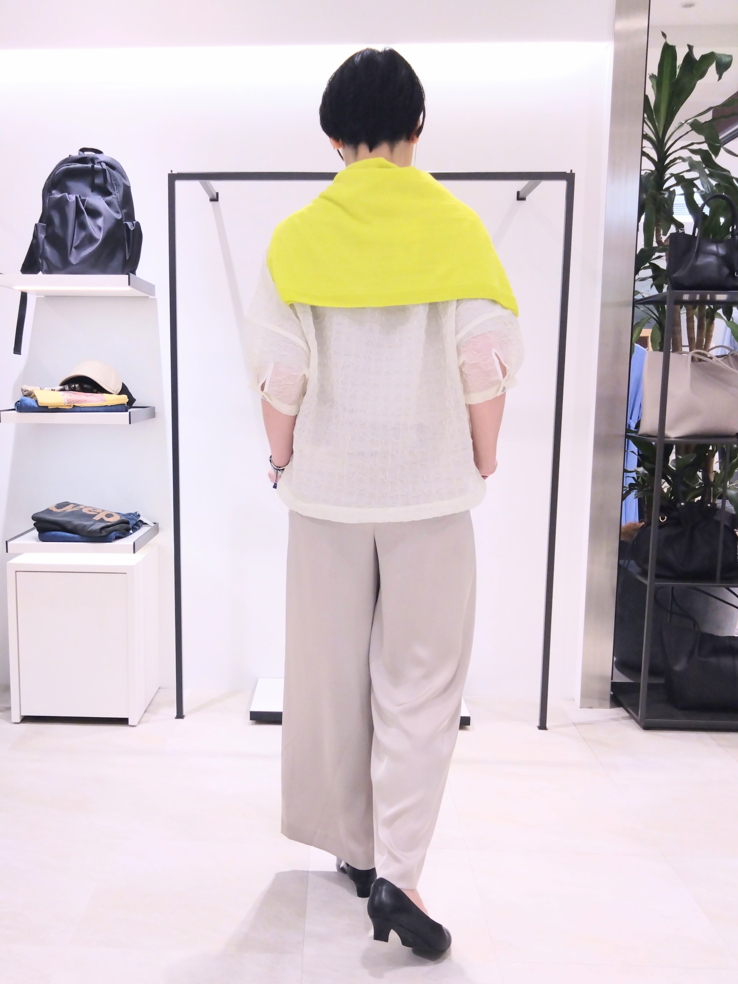 まちこさんの「UNTITLED｜【洗える】シアーVネックブラウス」を使ったコーディネート