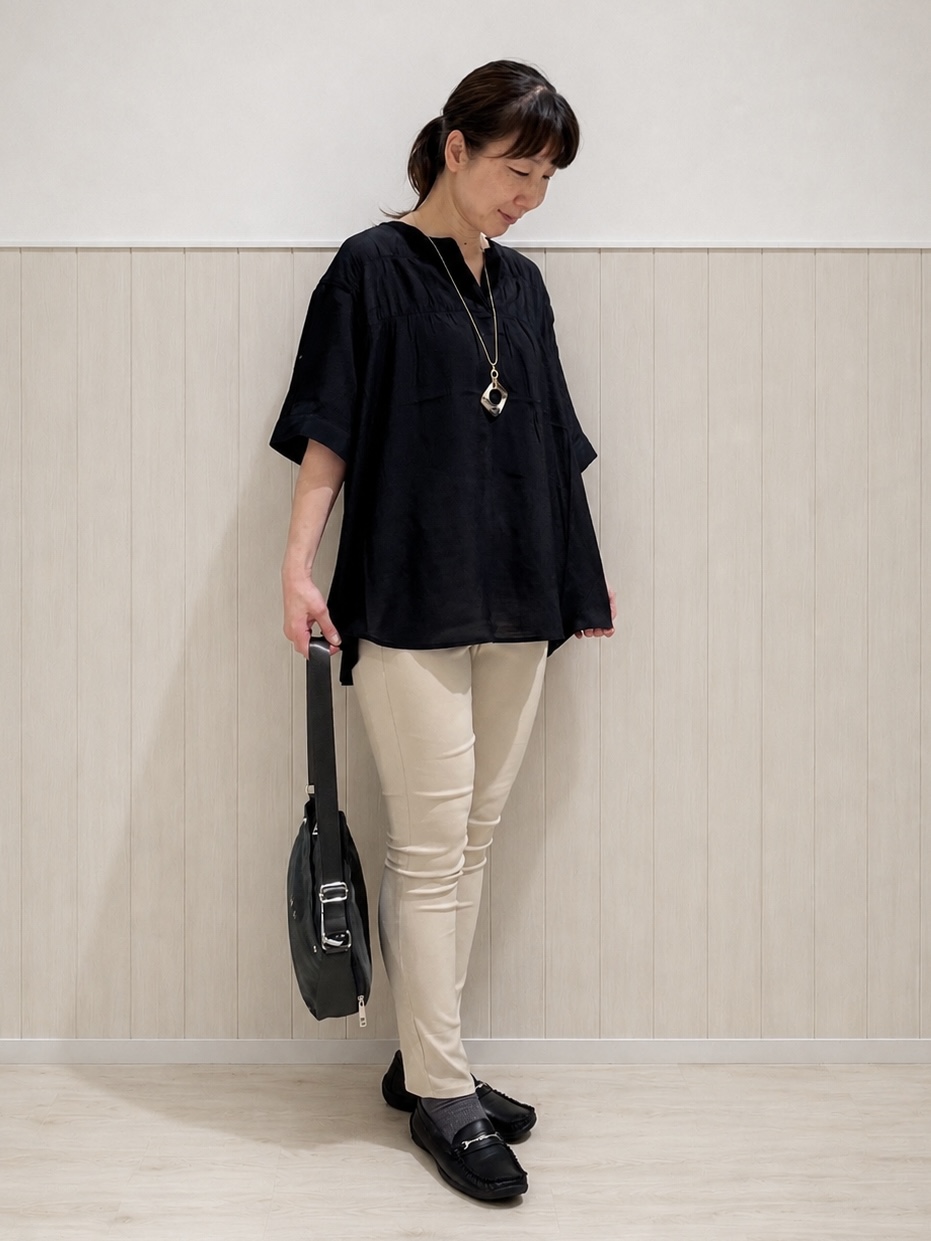 まつみさんの「SHOO･LA･RUE｜【ひんやり/UV】お袖の長さが調整出来る シャーリングスキッパーブラウス」を使ったコーディネート