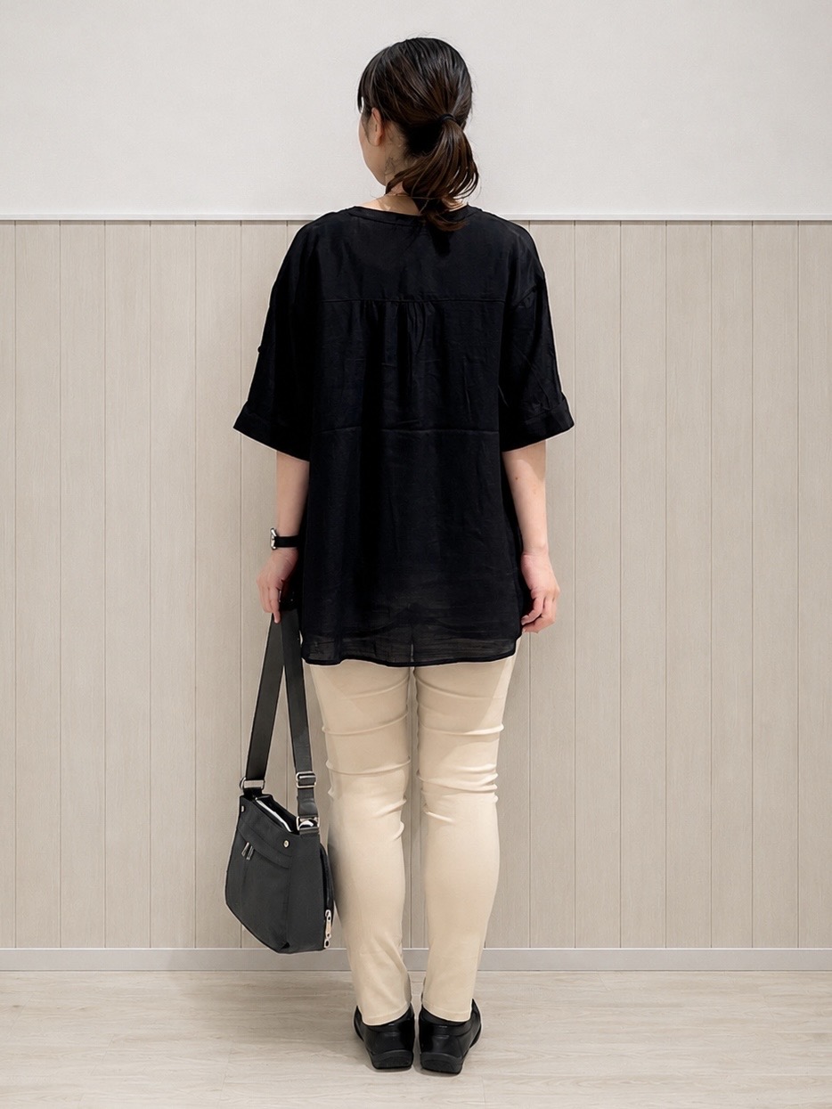 まつみさんの「SHOO･LA･RUE｜【ひんやり/UV】お袖の長さが調整出来る シャーリングスキッパーブラウス」を使ったコーディネート