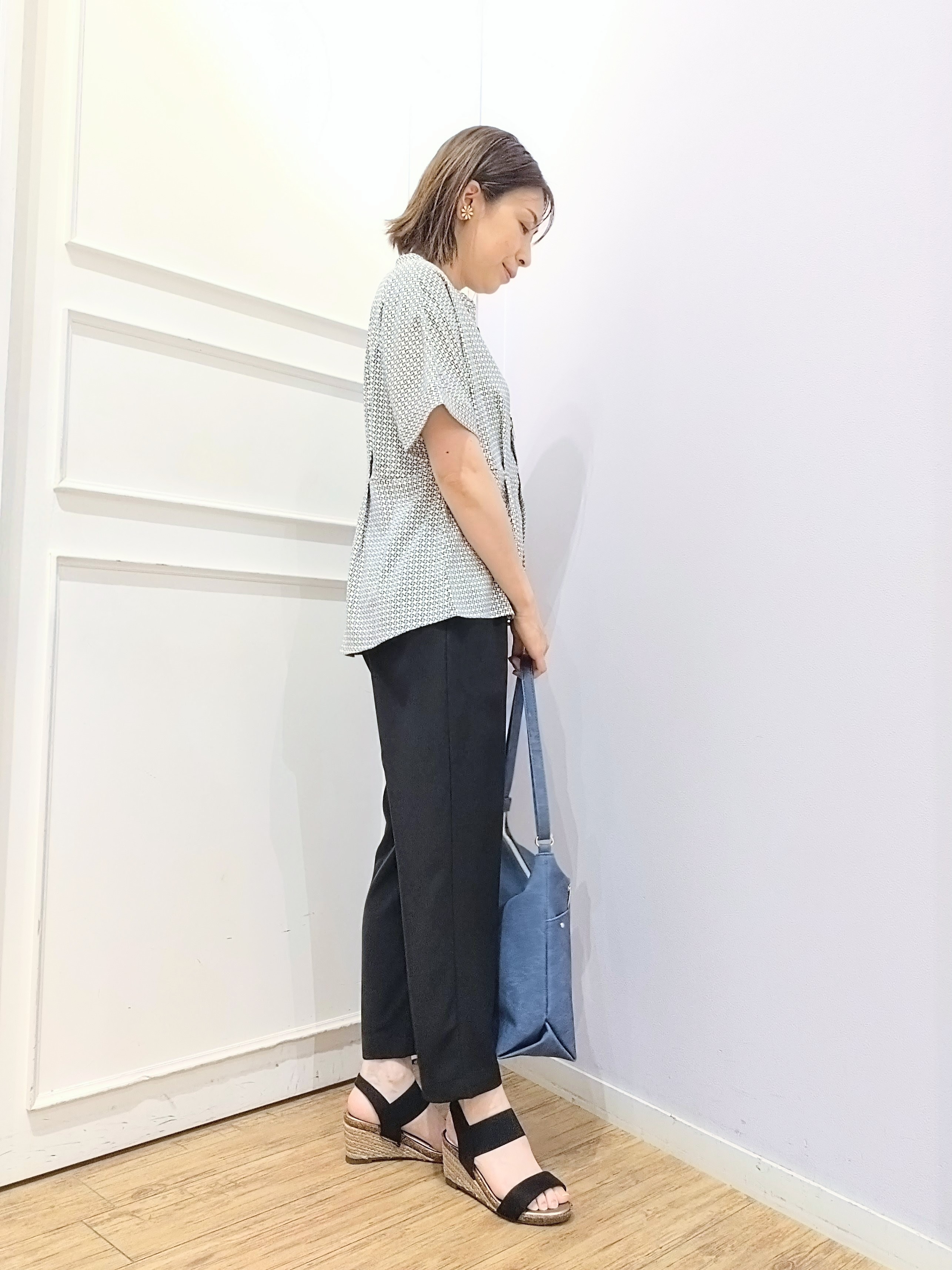 miomioさんの「SHOO･LA･RUE｜【ひんやり/UV/SS-3L/セットアップ可】さらさらぷるん イージーテーパードパンツ」を使ったコーディネート