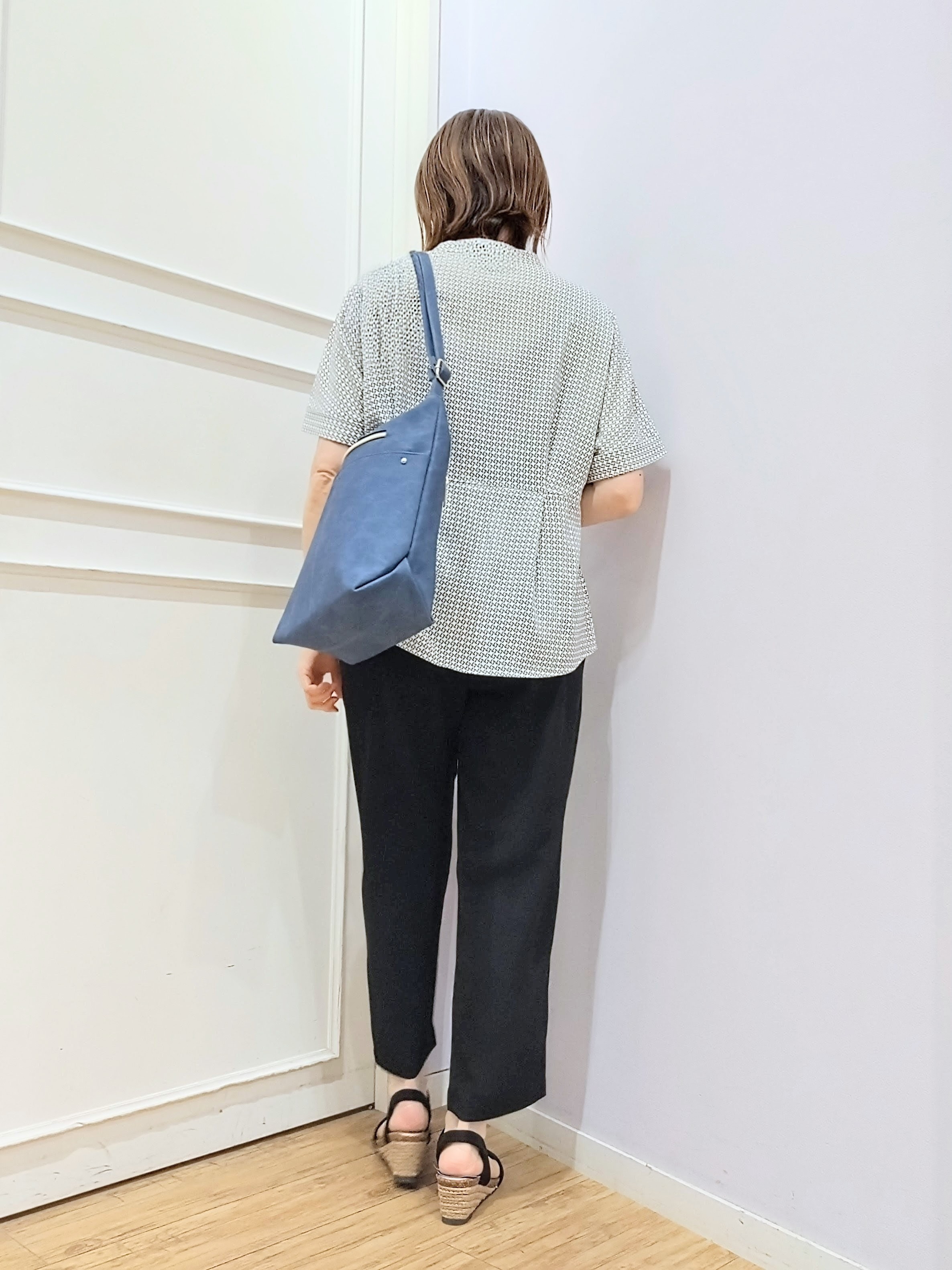 miomioさんの「SHOO･LA･RUE｜【ひんやり/UV/SS-3L/セットアップ可】さらさらぷるん イージーテーパードパンツ」を使ったコーディネート