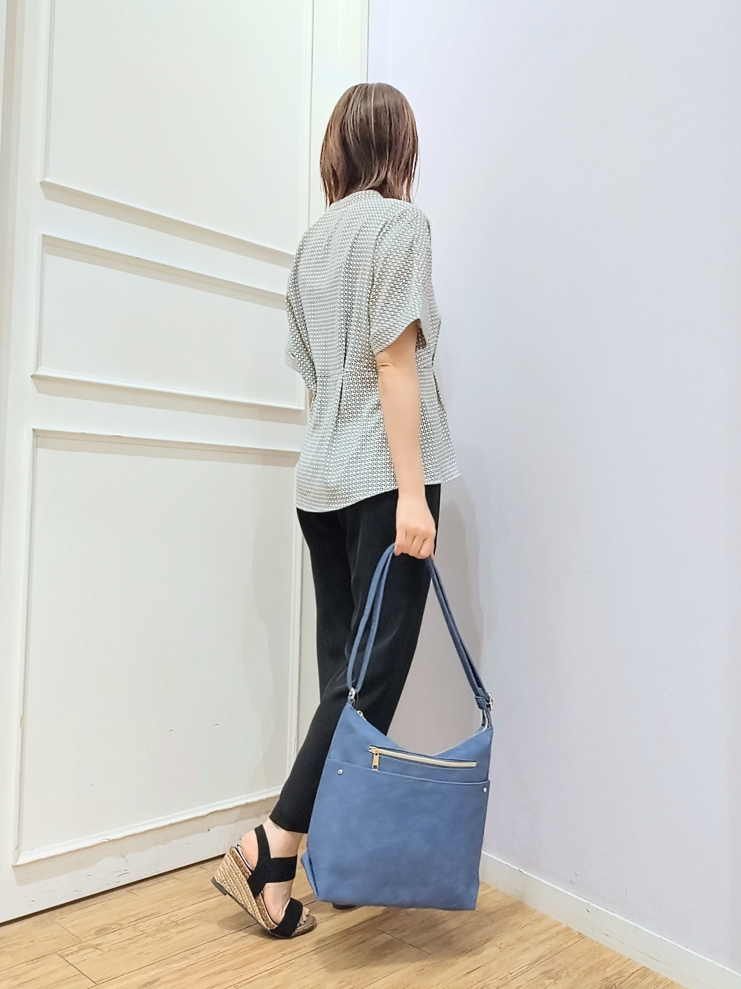 miomioさんの「SHOO･LA･RUE｜【ひんやり/UV/SS-3L/セットアップ可】さらさらぷるん イージーテーパードパンツ」を使ったコーディネート