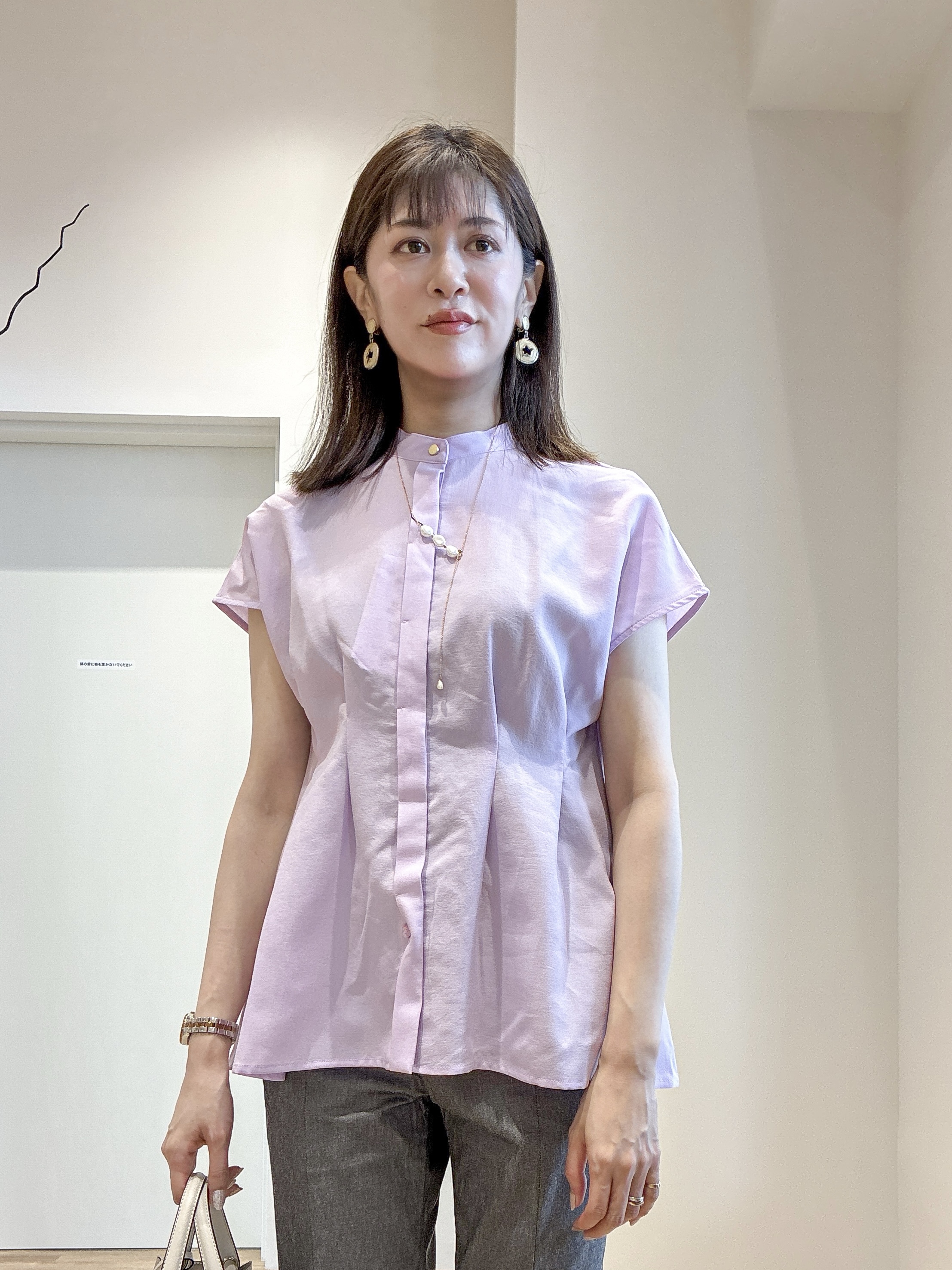 もんちゃんさんの「OPAQUE.CLIP｜【接触冷感／吸水速乾】リネンライク タックフレンチスリーブブラウス《洗濯機OK》」を使ったコーディネート