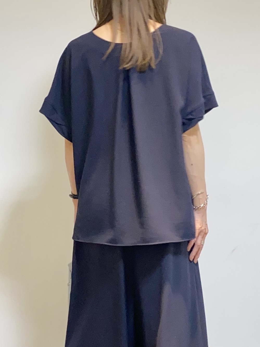 tomoさんの「UNTITLED｜【前後2WAY/はっ水/セットアップ可】リラクシーフレンチスリーブブラウス」を使ったコーディネート