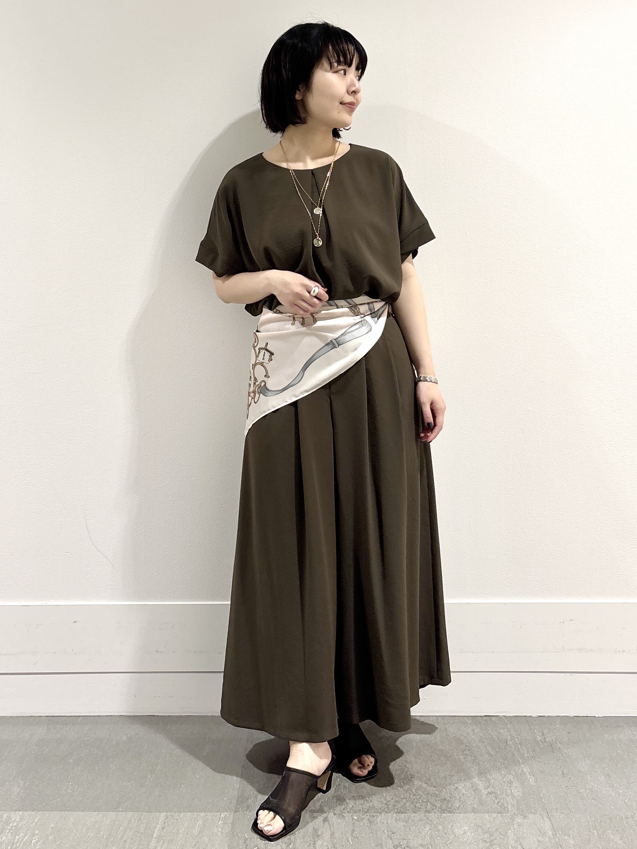 モエカさんの「UNTITLED｜【前後2WAY/はっ水/セットアップ可】リラクシーフレンチスリーブブラウス」を使ったコーディネート