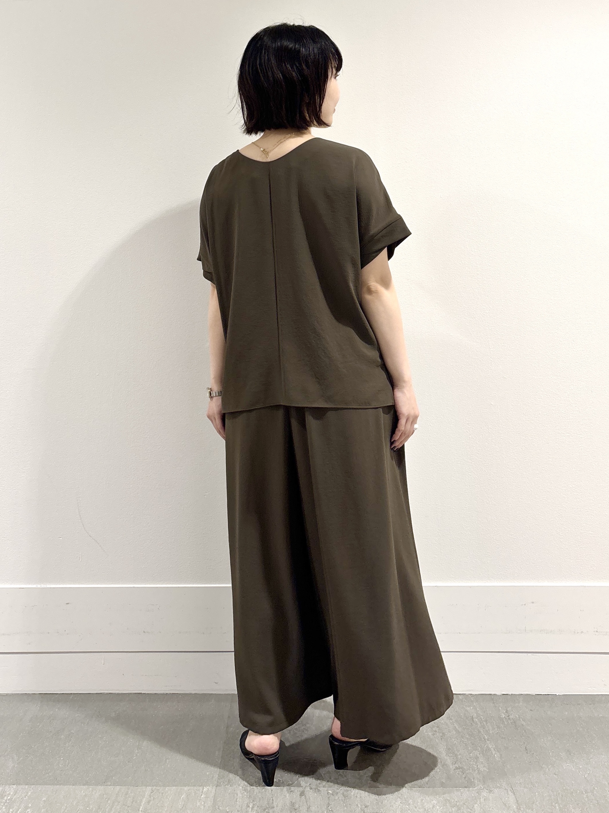 モエカさんの「UNTITLED｜【前後2WAY/はっ水/セットアップ可】リラクシーフレンチスリーブブラウス」を使ったコーディネート