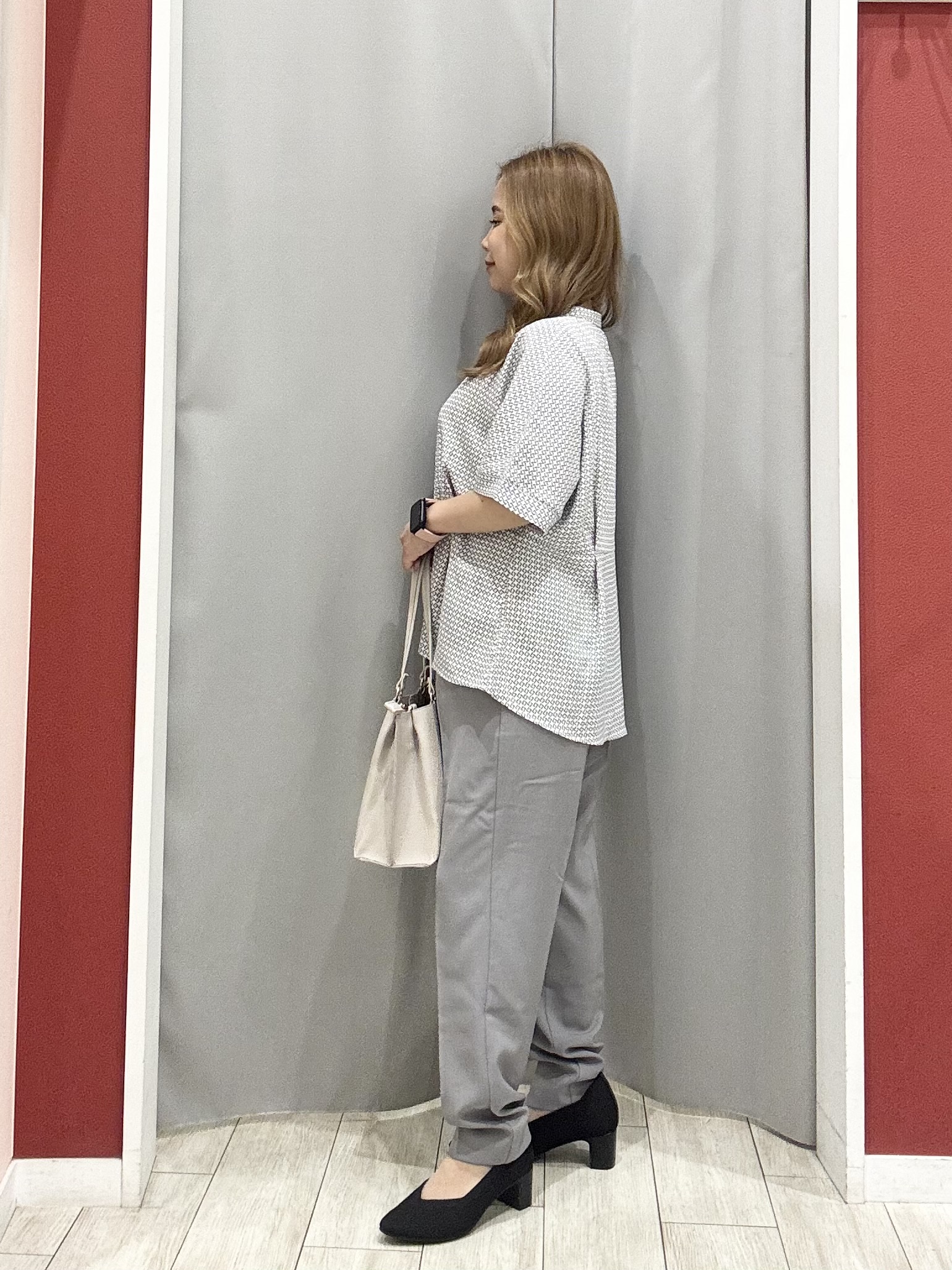 shioさんの「SHOO･LA･RUE｜【ひんやり/UV/通勤】洗濯後しわになりにくい インしない ウエストタックペプラムブラウス」を使ったコーディネート