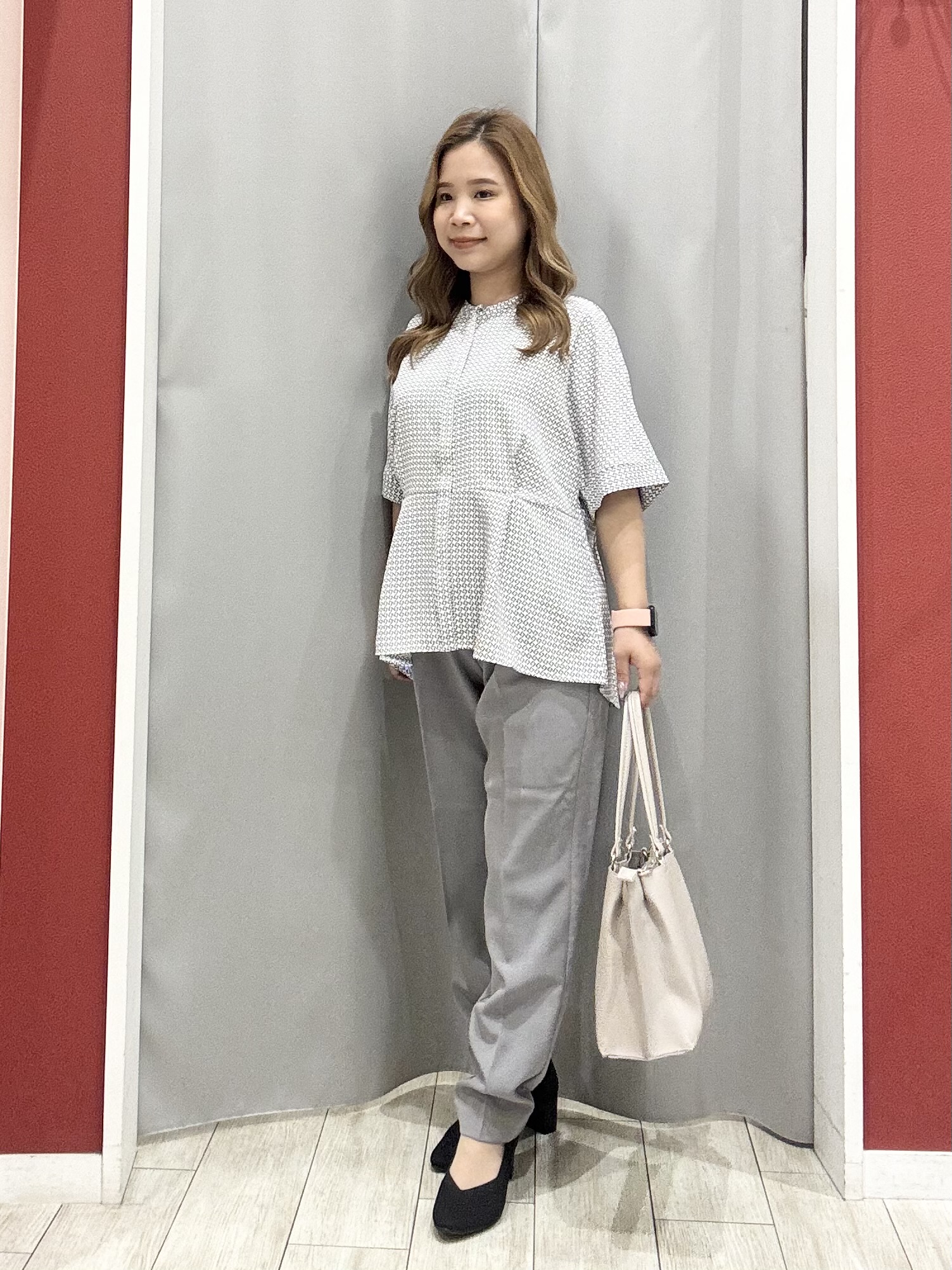 shioさんの「SHOO･LA･RUE｜【ひんやり/UV/通勤】洗濯後しわになりにくい インしない ウエストタックペプラムブラウス」を使ったコーディネート