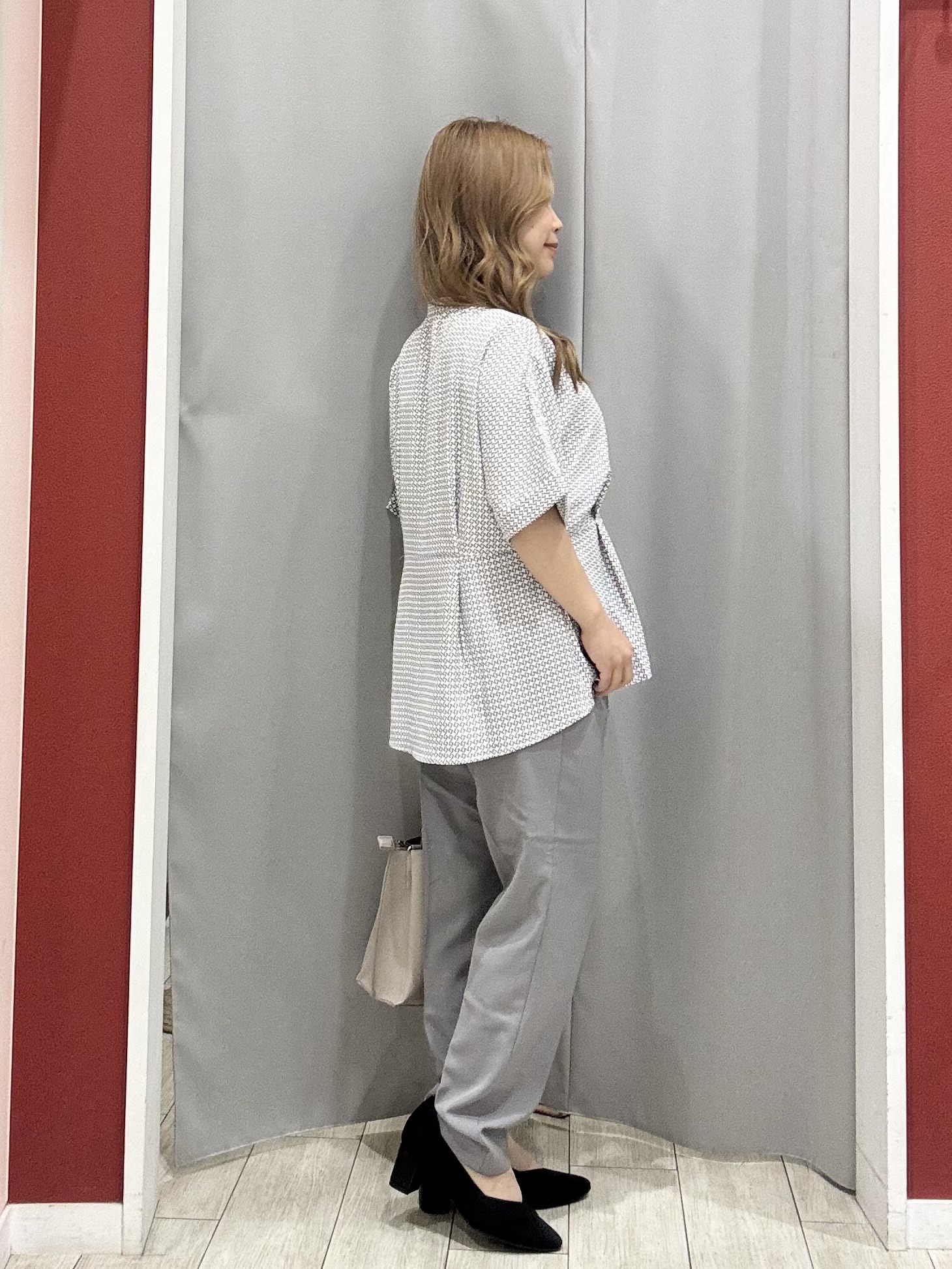shioさんの「SHOO･LA･RUE｜【ひんやり/UV/通勤】洗濯後しわになりにくい インしない ウエストタックペプラムブラウス」を使ったコーディネート